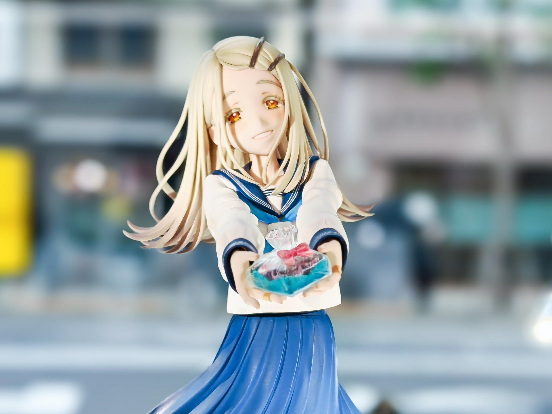 手作りチョコレートを手渡す表情