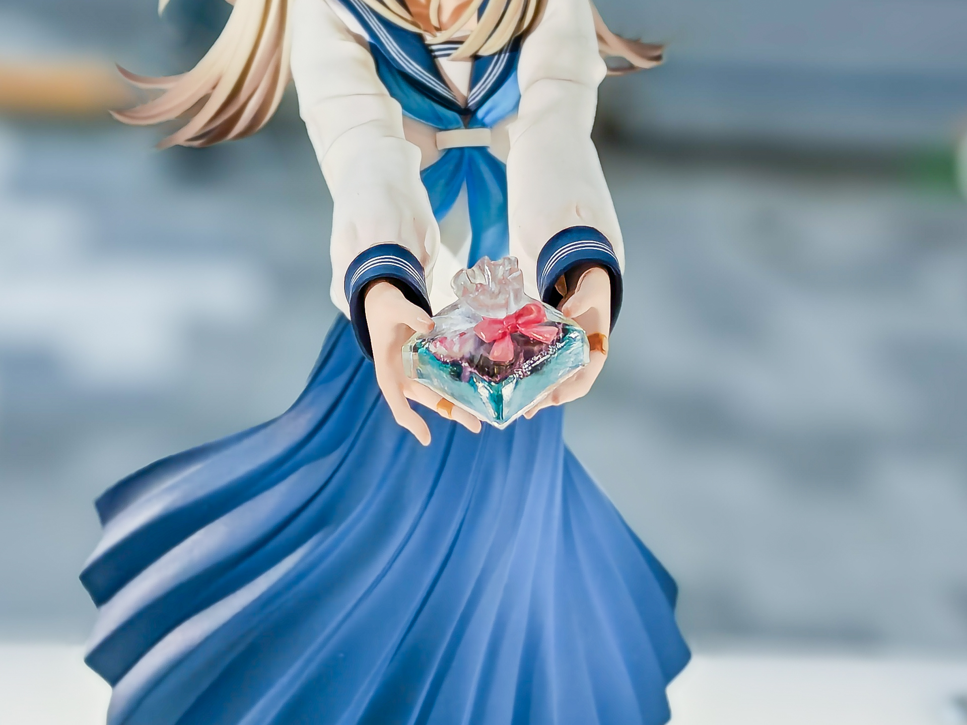 チョコレートのラッピングはもちろん、指の絆創膏造形にも注目