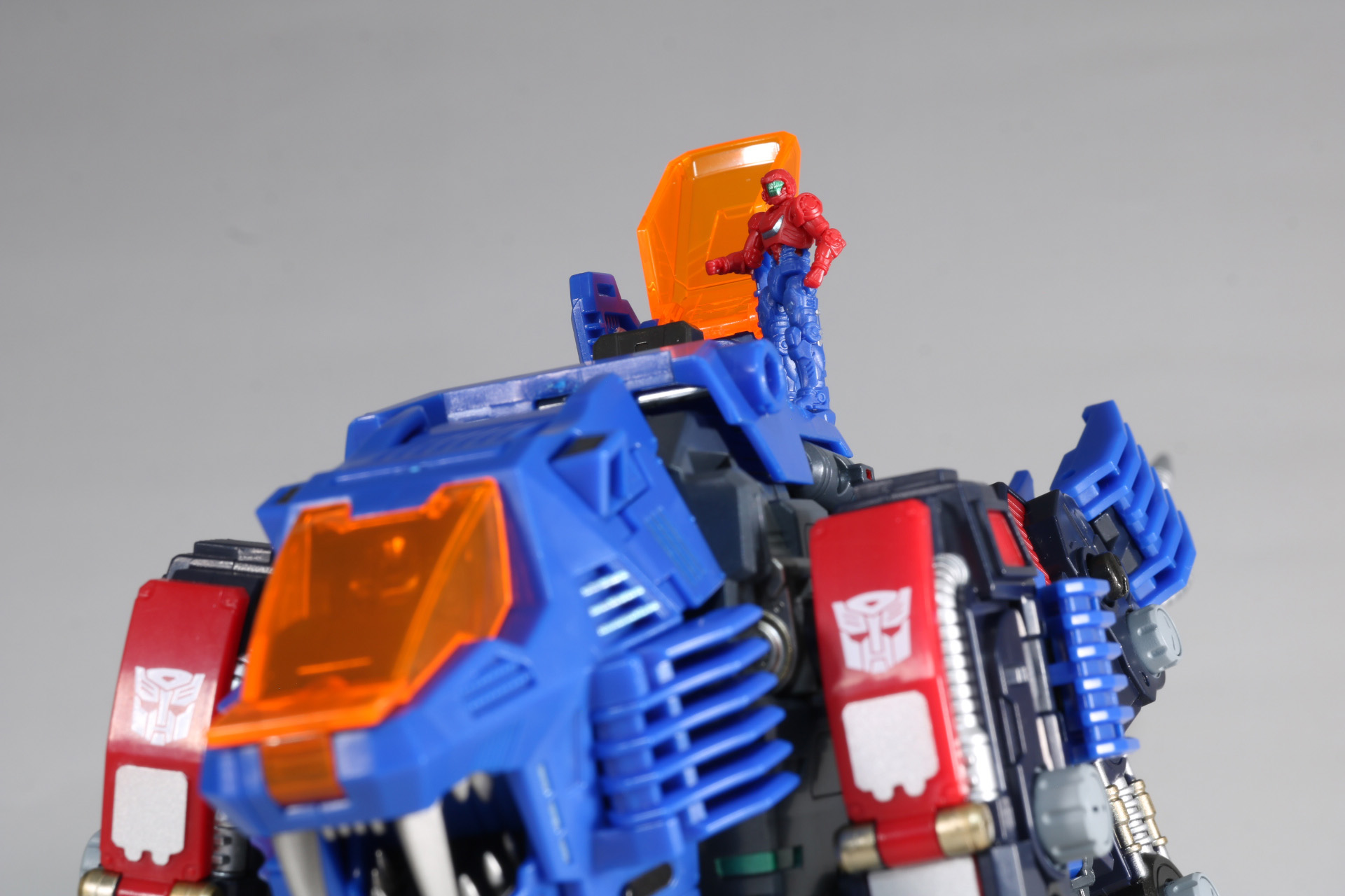 ダイアクロン隊員を「SHIELD-D-PRIME」に乗せて遊べば、スケール感も相まってより臨場感のある遊びができる