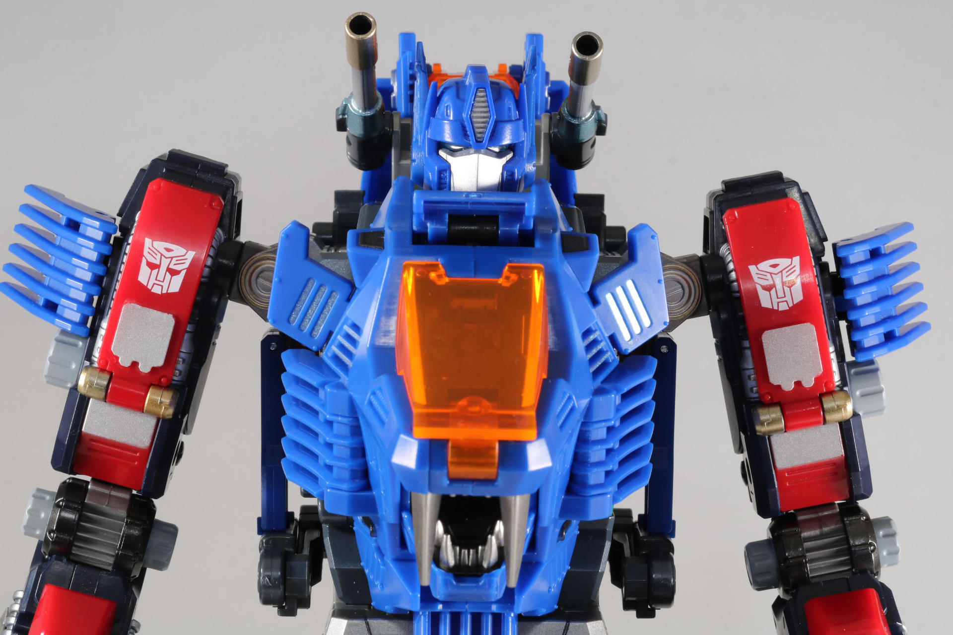 肩のオートボットのエンブレム