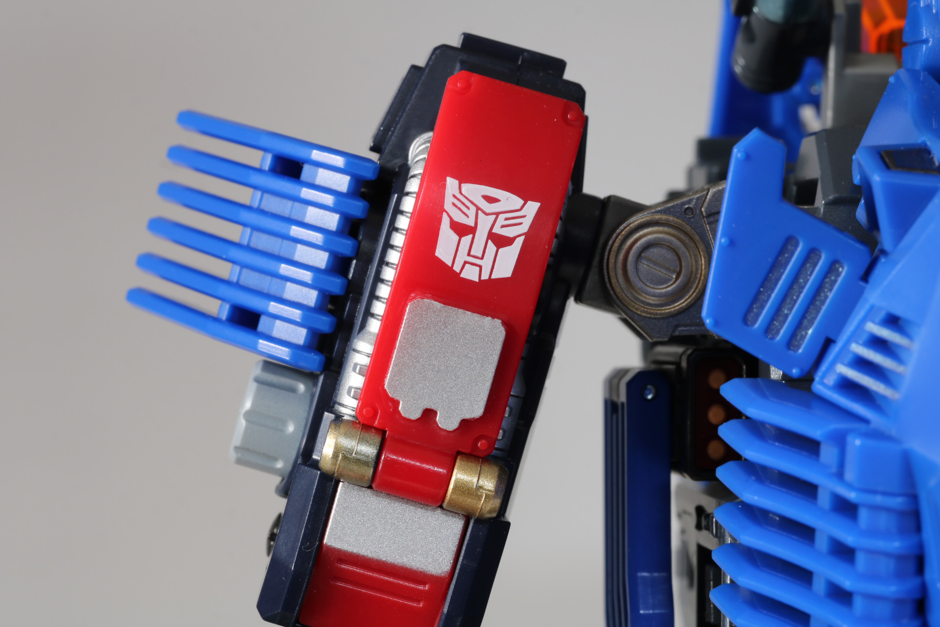 肩のオートボットのエンブレム