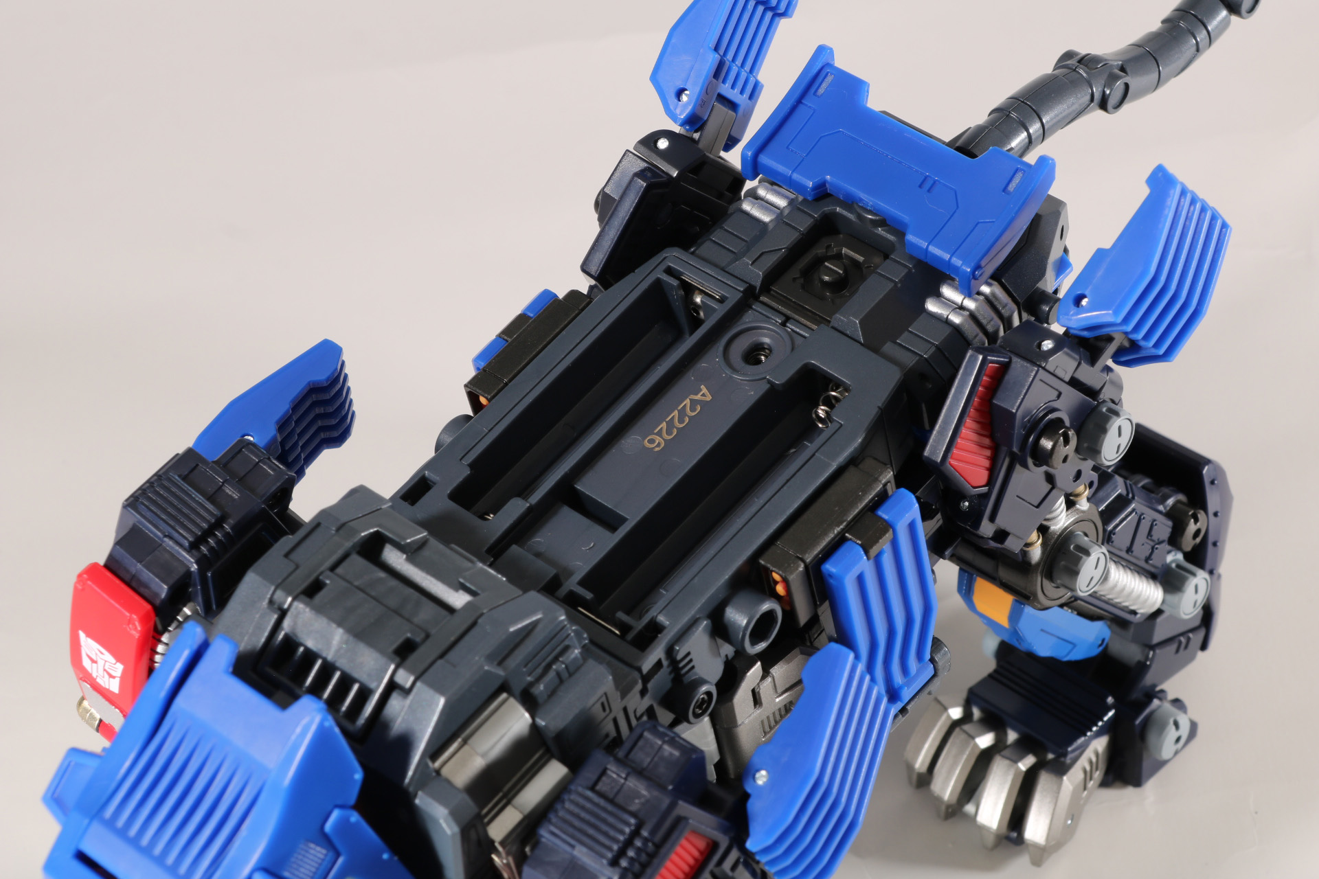 中の電池ボックスに単4形アルカリ乾電池2本を入れる