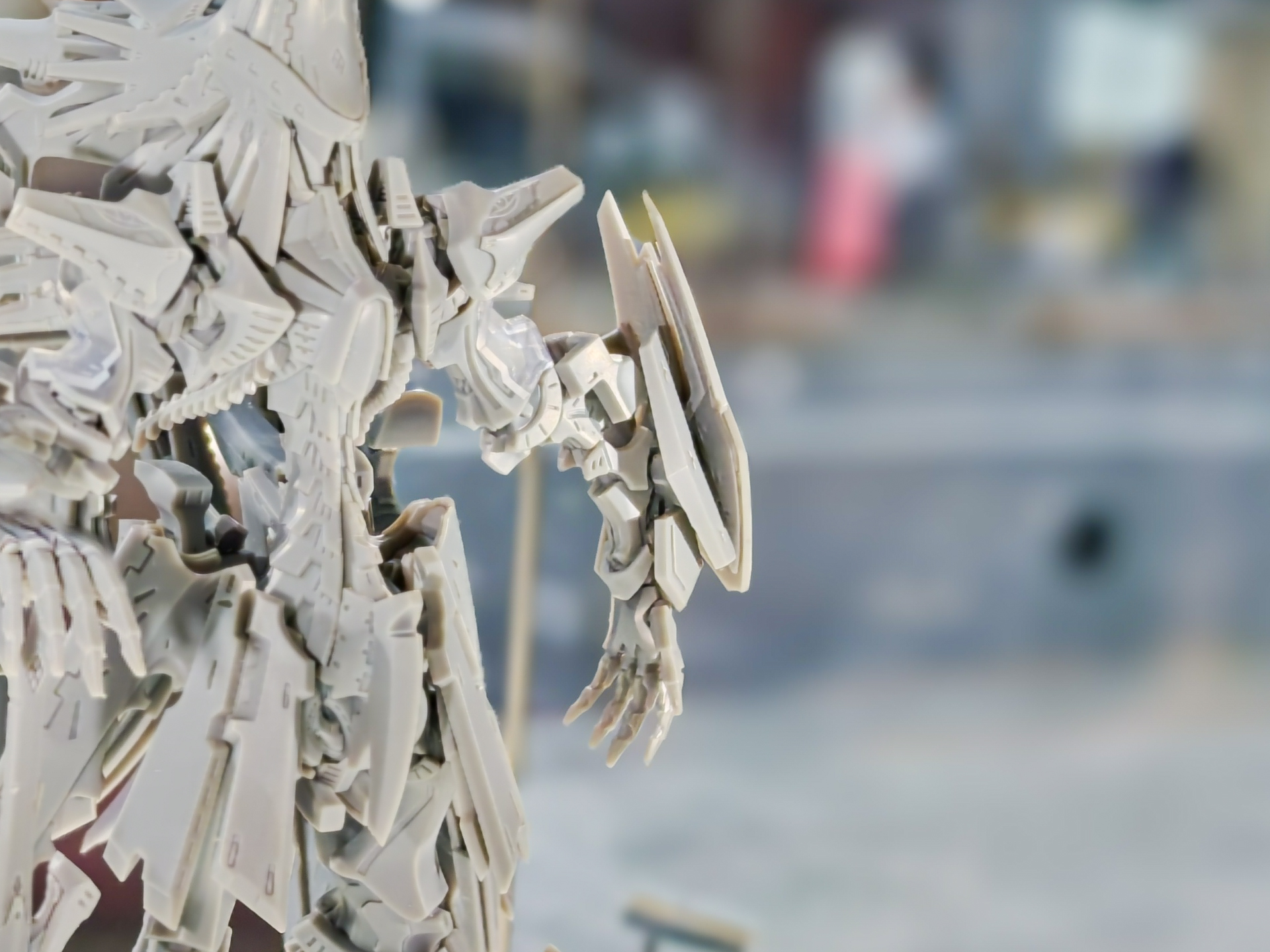 指先の造形も繊細だ