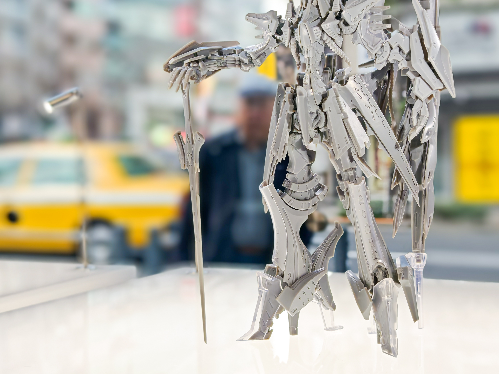 右手で剣を支えるように保持している