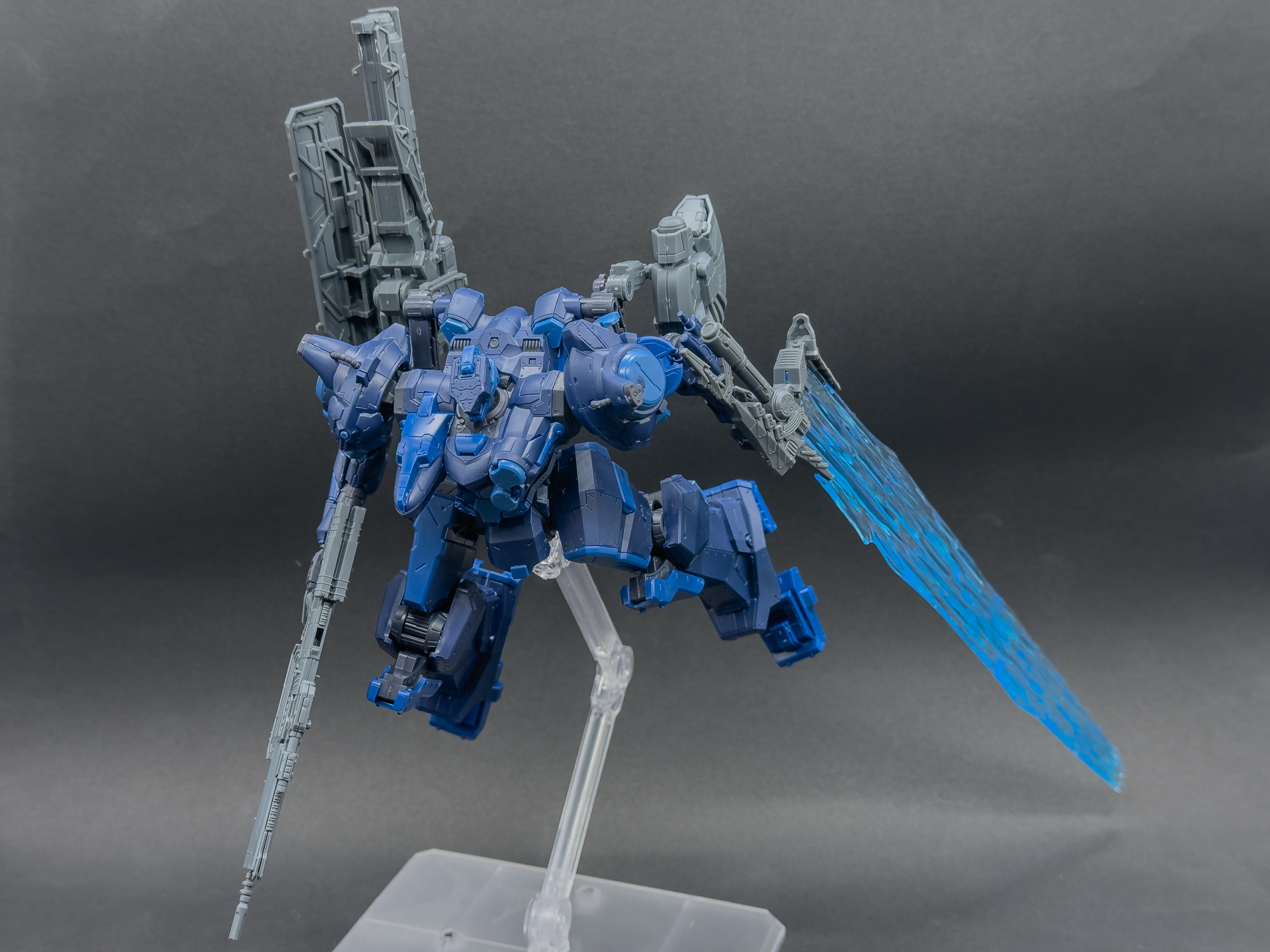 実弾兵装だけでなくレーザードローンやレーザーブレードも装備する万能ACです。