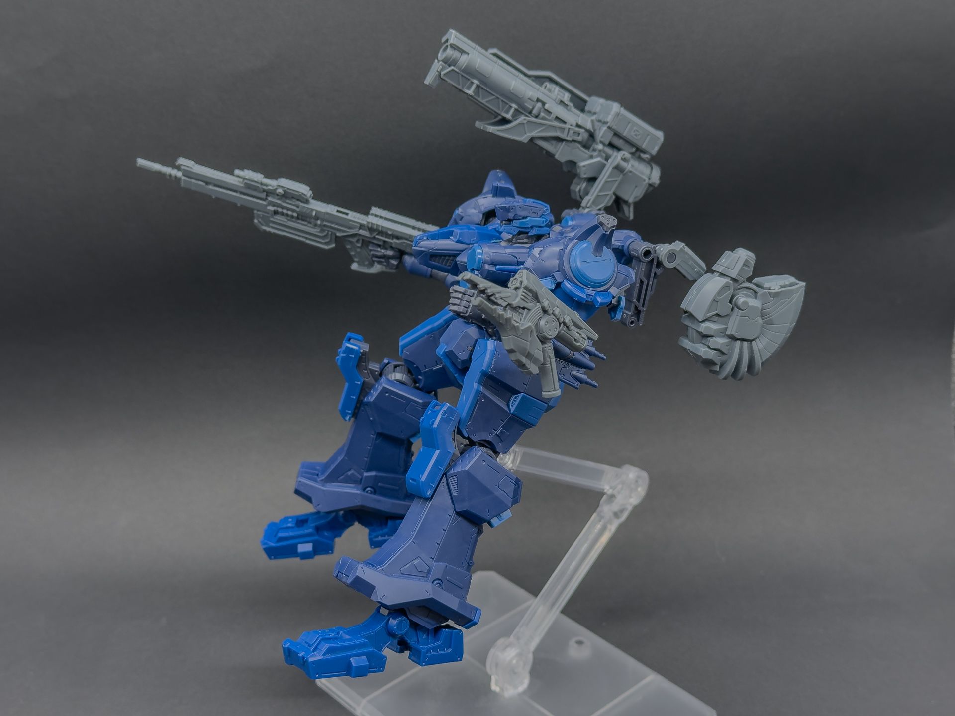 多種多様な武装を活用したポージングを楽しめる機体です。