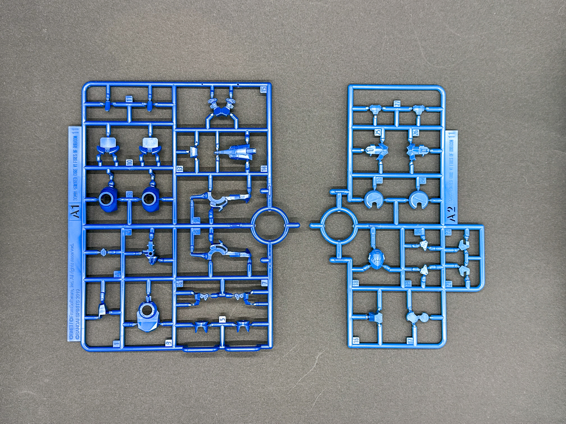 A1、A2ランナーは新規造形ランナーであり、各部の配色に合わせてブルーとライトブルーで成形されます。