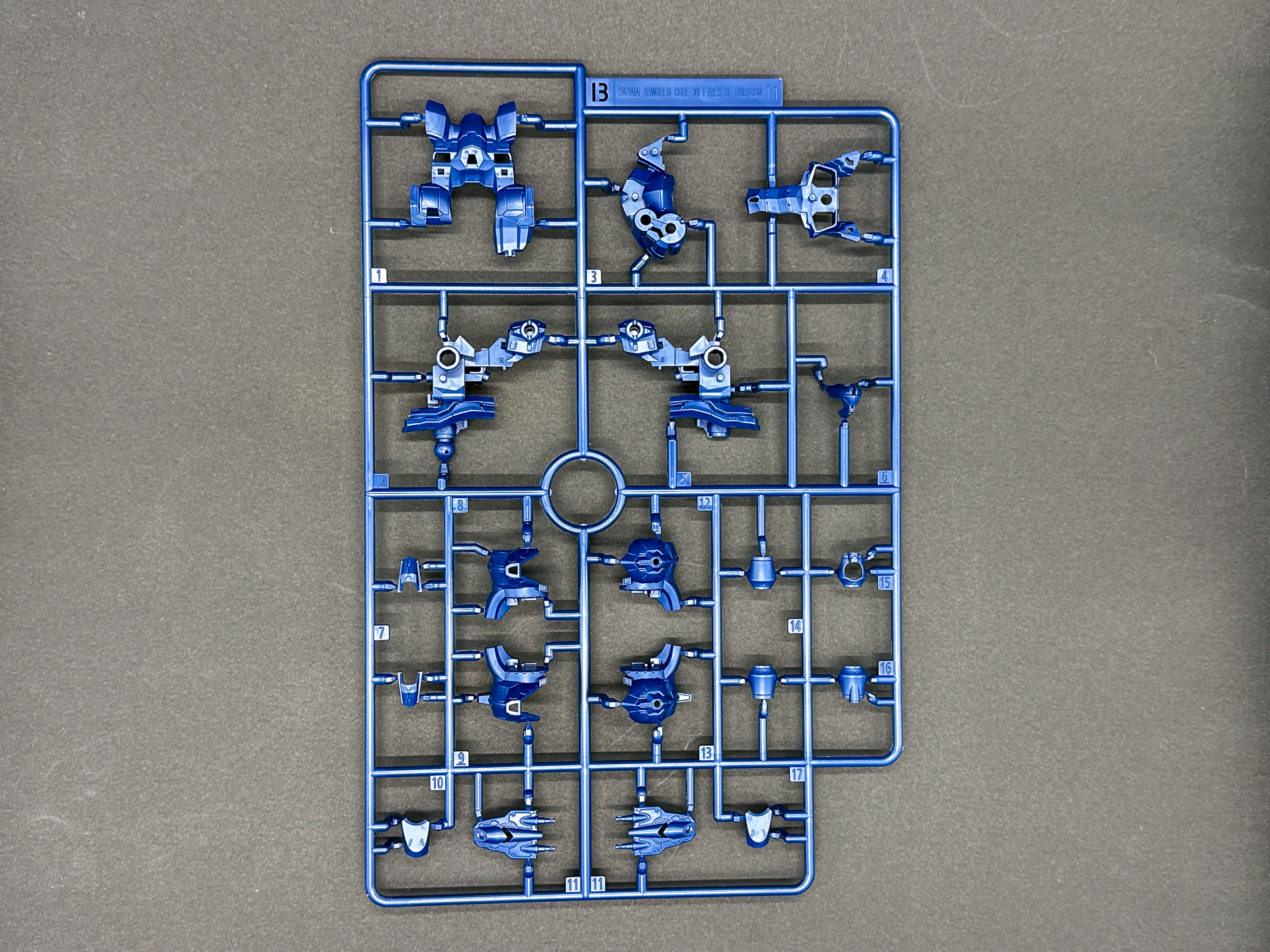 Bランナーも新規造形パーツを含むランナーで、各部外装におけるダークブルーのパーツを構成します。