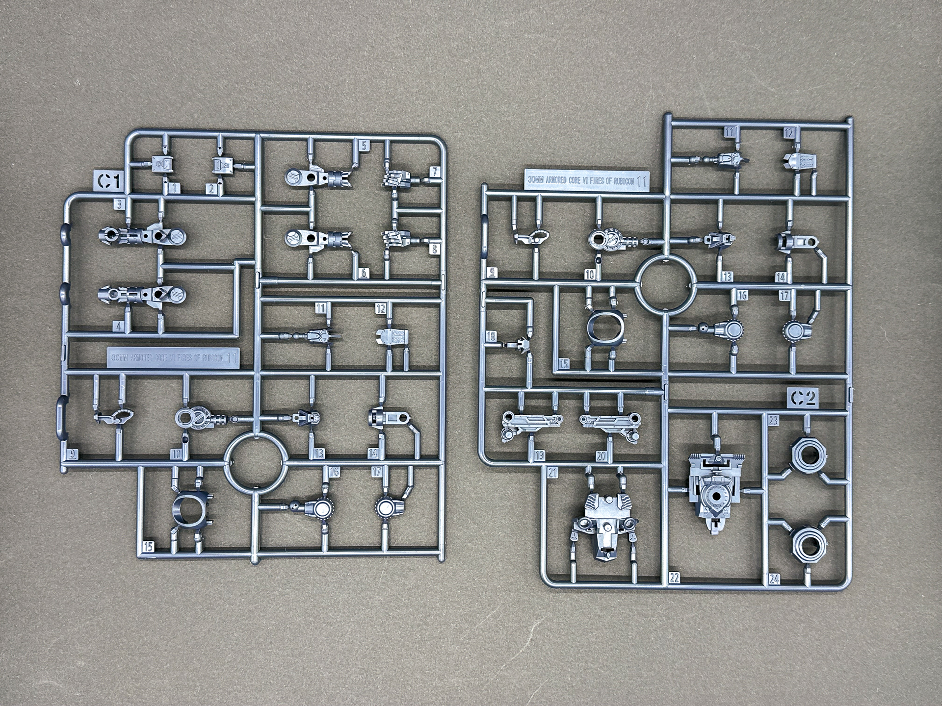 C1、C2ランナーも新規造形で腕部およびコアパーツの内部フレーム色を構成します。