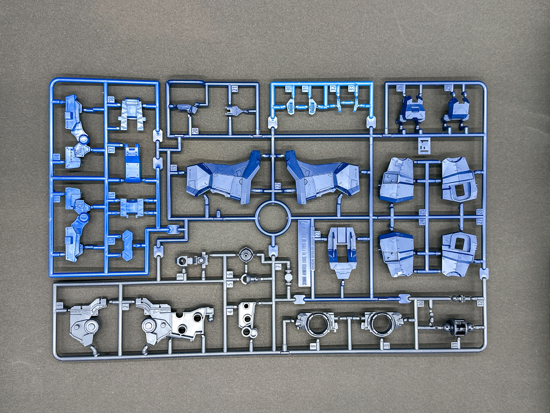 F1ランナーは脚部および頭部パーツを構成します。