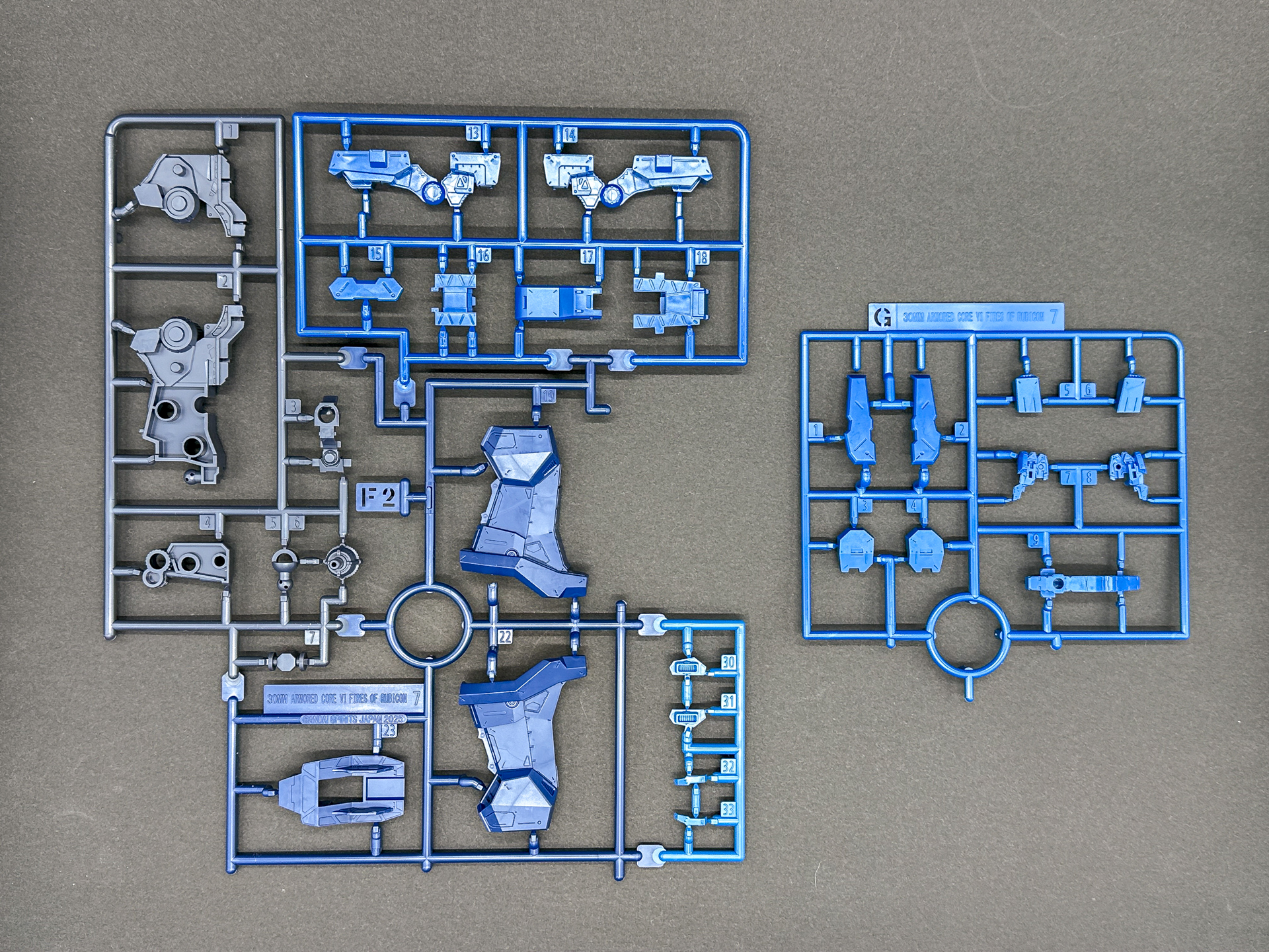 F2およびGランナーは脚部を構成します。