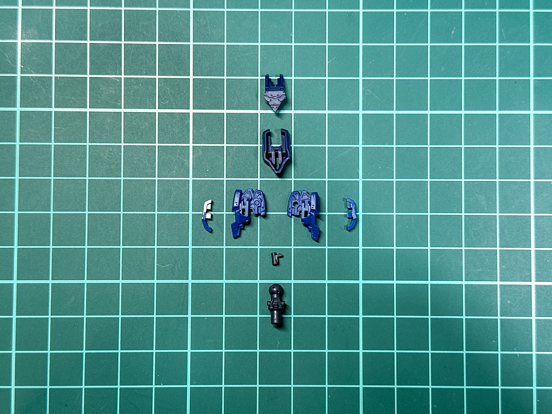 頭部のパーツ形状は既存キットから変更はありません。