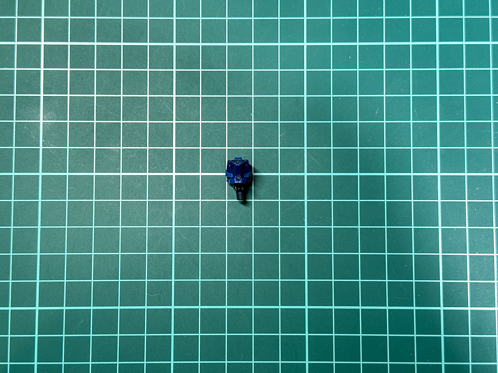 頭部パーツの配色はブルーを基調としたカラーリングです。