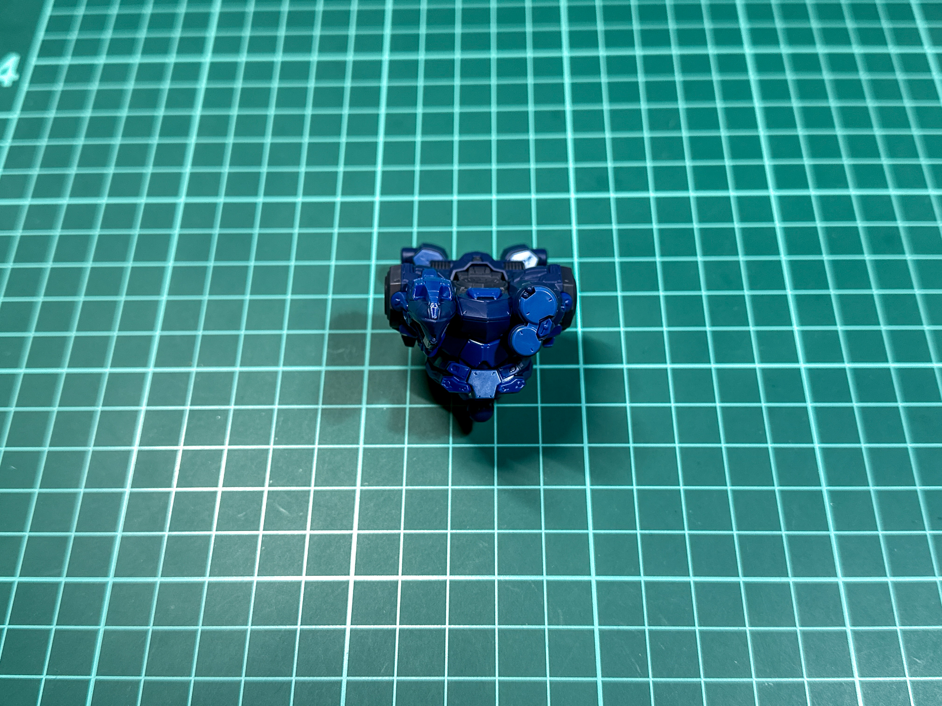 完成後のコアパーツは胸部デザインが左右非対称です。