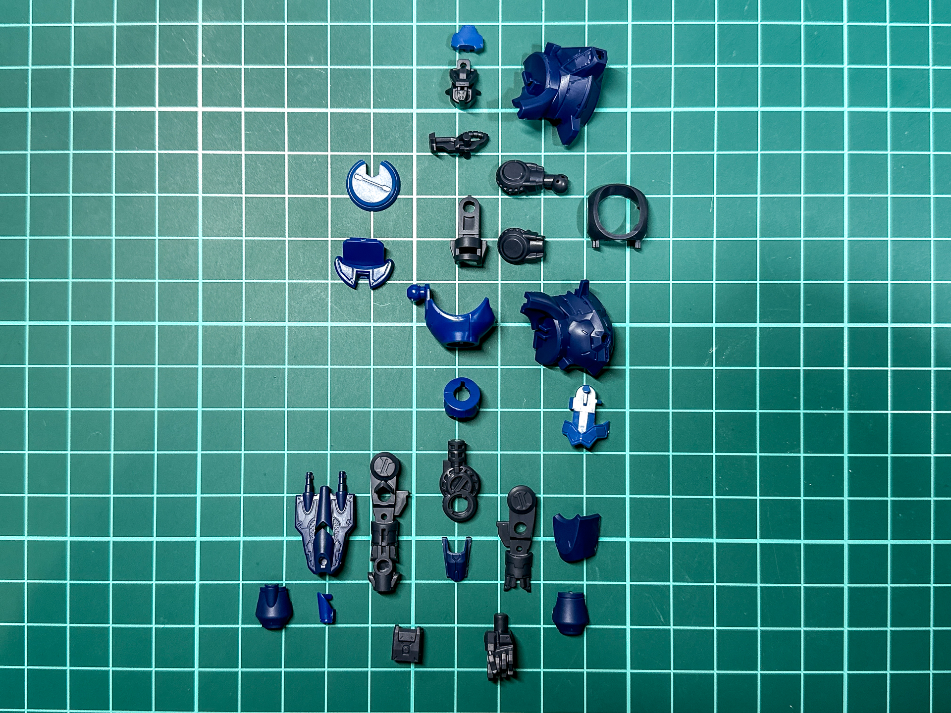 本機の肩部装甲はボールジョイントで腕部に固定します。