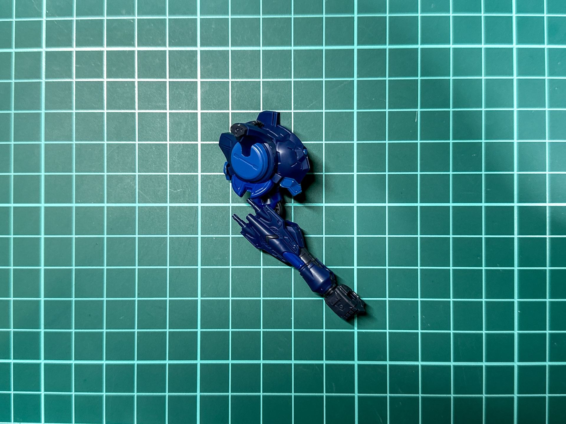 完成後の腕部パーツはこれまでのシリーズキットと同様に肘関節が約90°可動します。