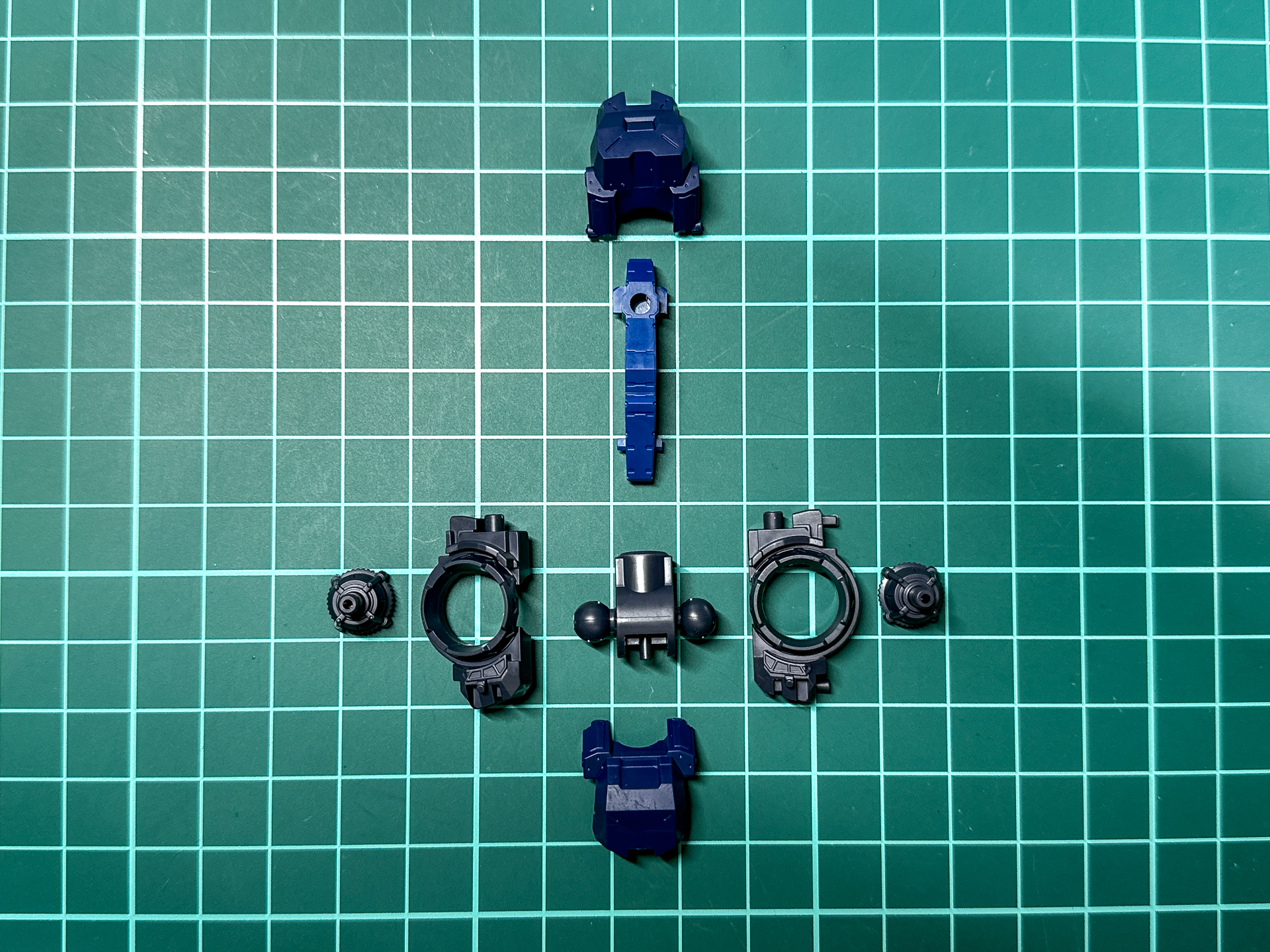 股関節部の接続ジョイントはこれまでの2脚型キットと同様にボールジョイントで可動します。