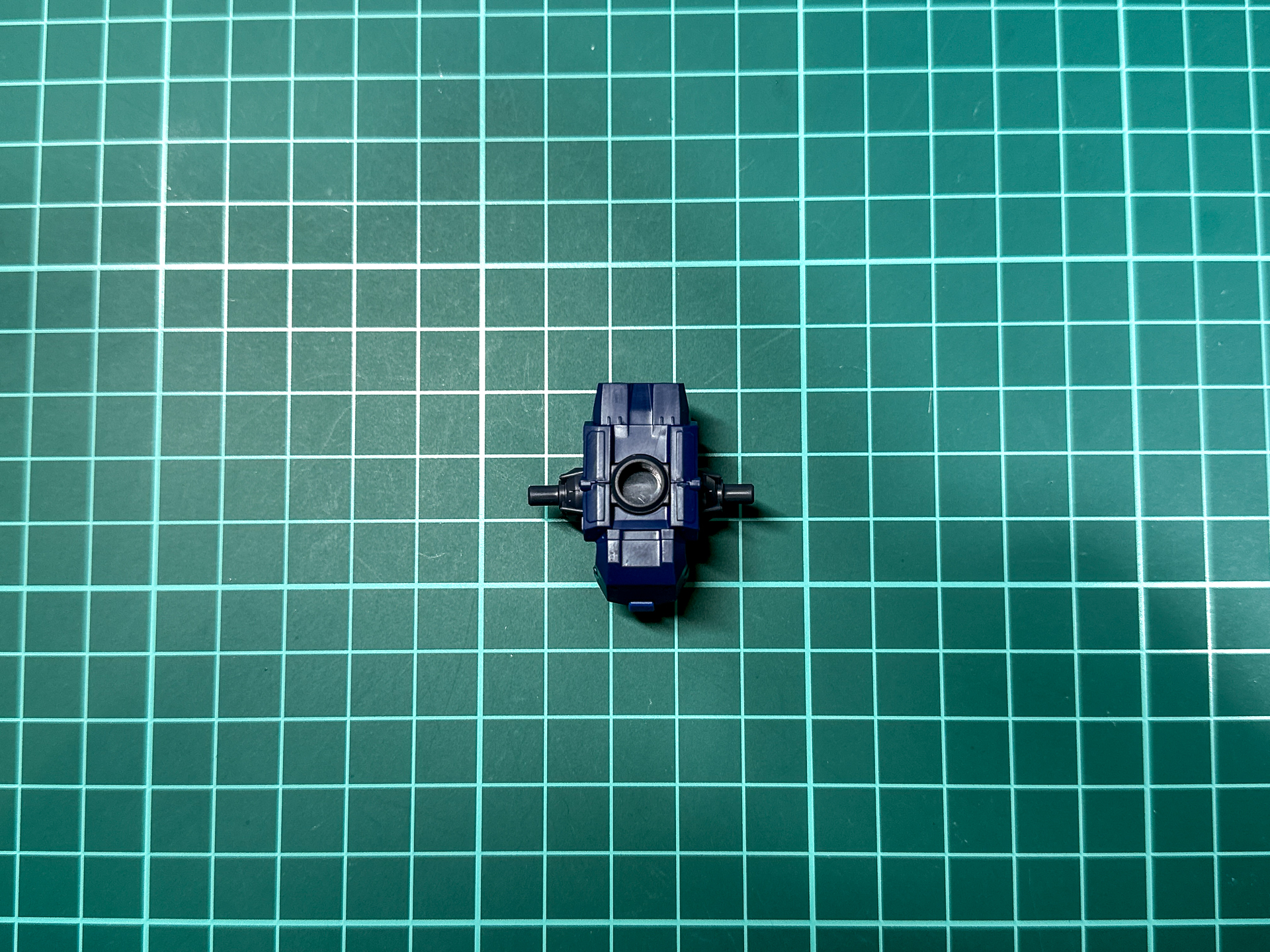 腰部と脚部の接続は軸接続です。