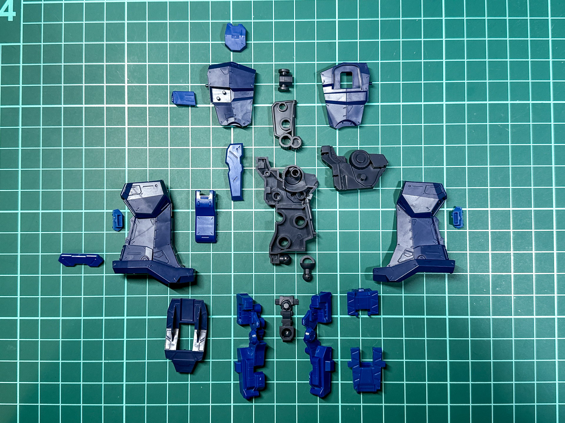 脚部のパーツ構成はこれまでの2脚型脚部と同様の関節構造です。