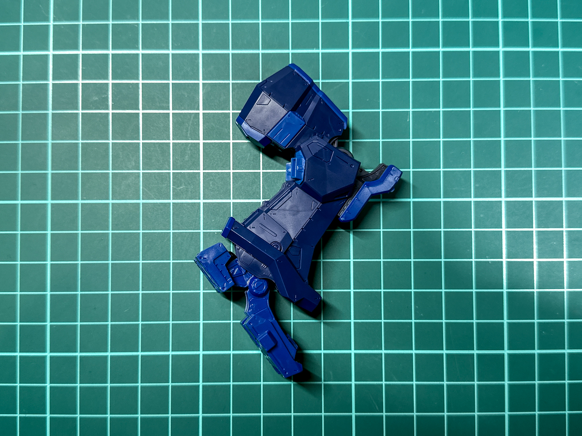 完成した脚部の膝関節は他のキットと同様に約90°可動します。