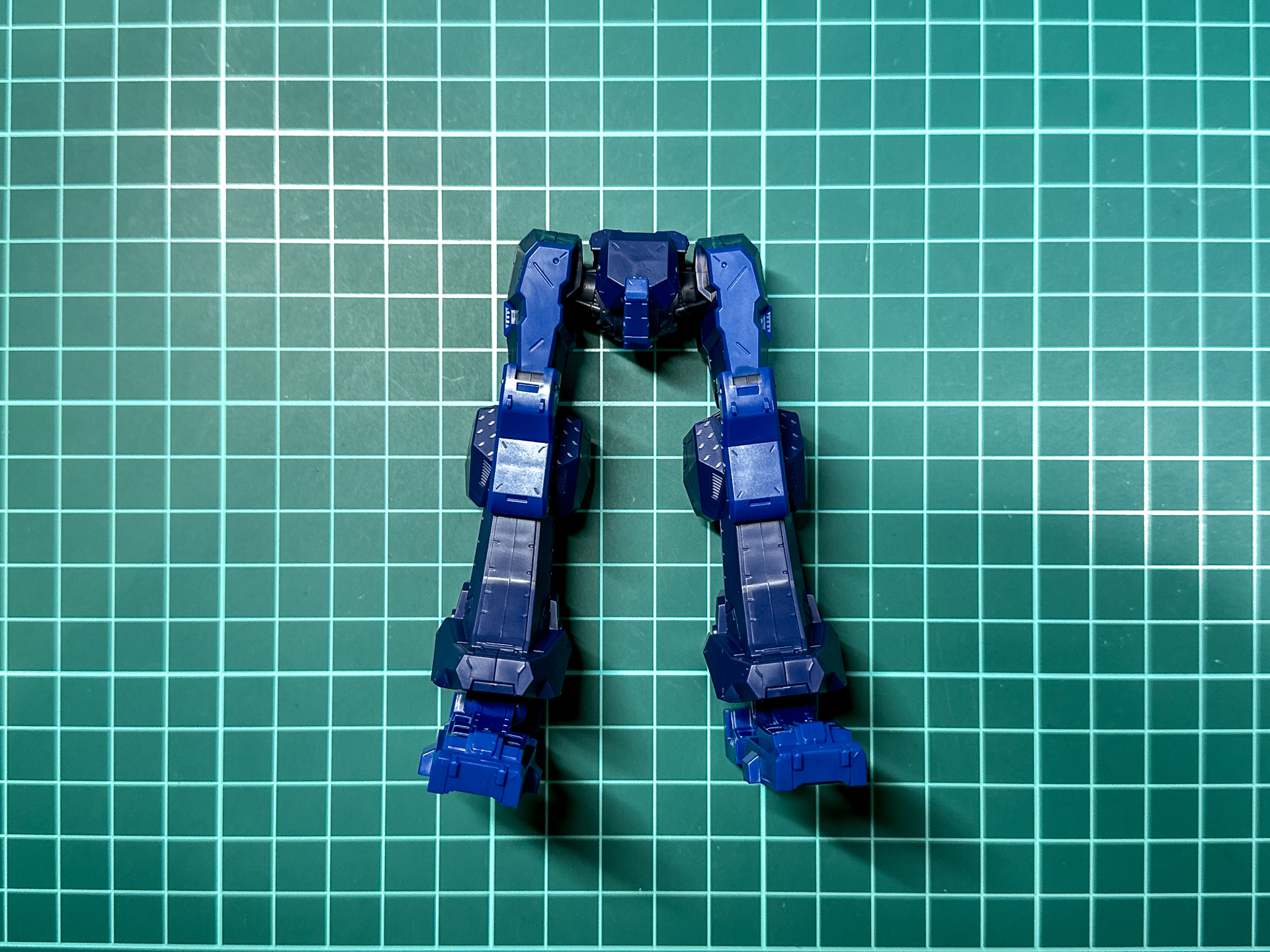 脚部パーツはベイラム製なので、アーキバス製のコアパーツや腕部パーツと異なり、角張ったデザインです。