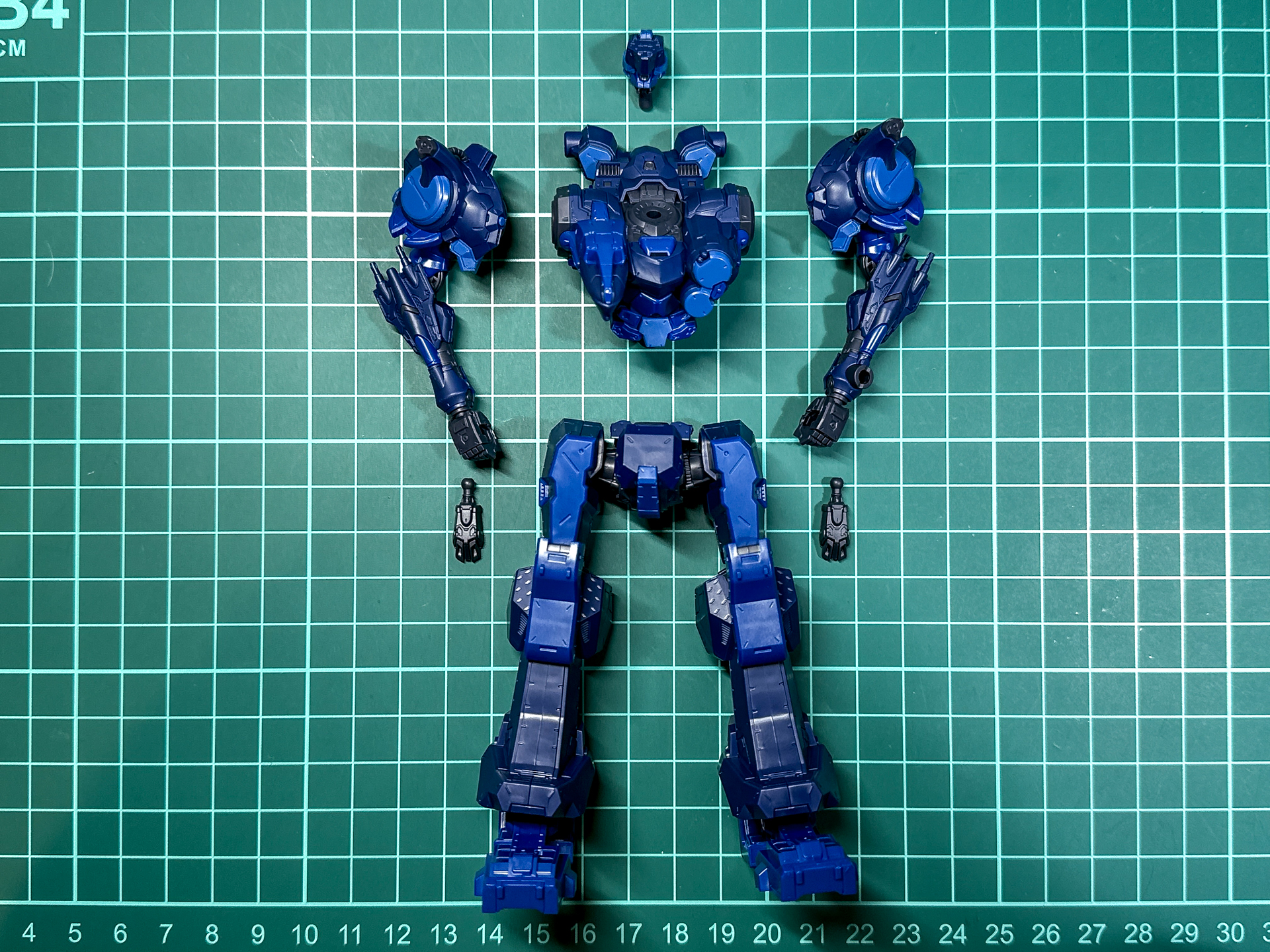 各部の接続ジョイントは頭部が軸接続、その他がボールジョイントです。