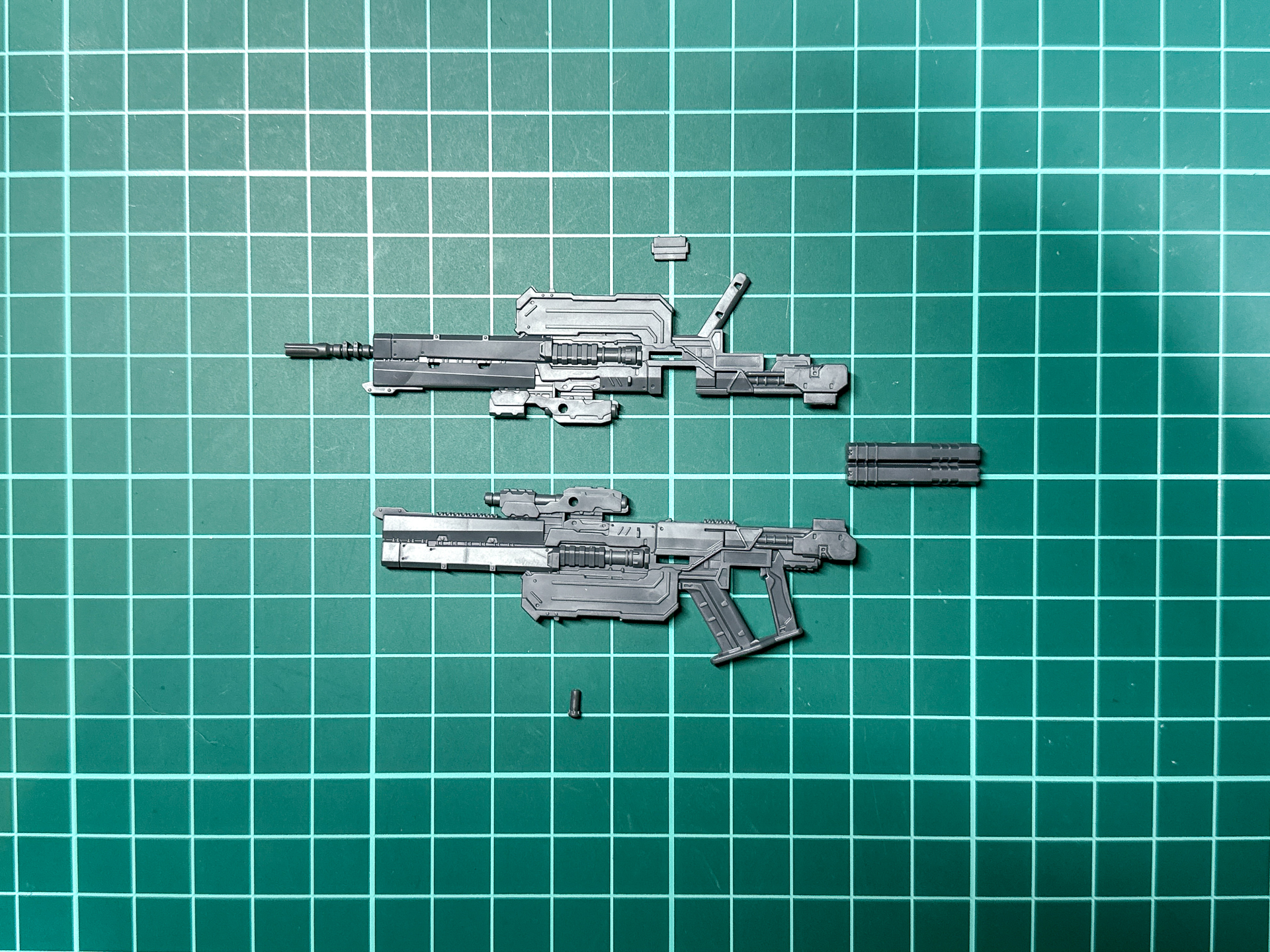 アサルトライフルのパーツ構成は左腕に持たせる際も同じパーツを使用します。