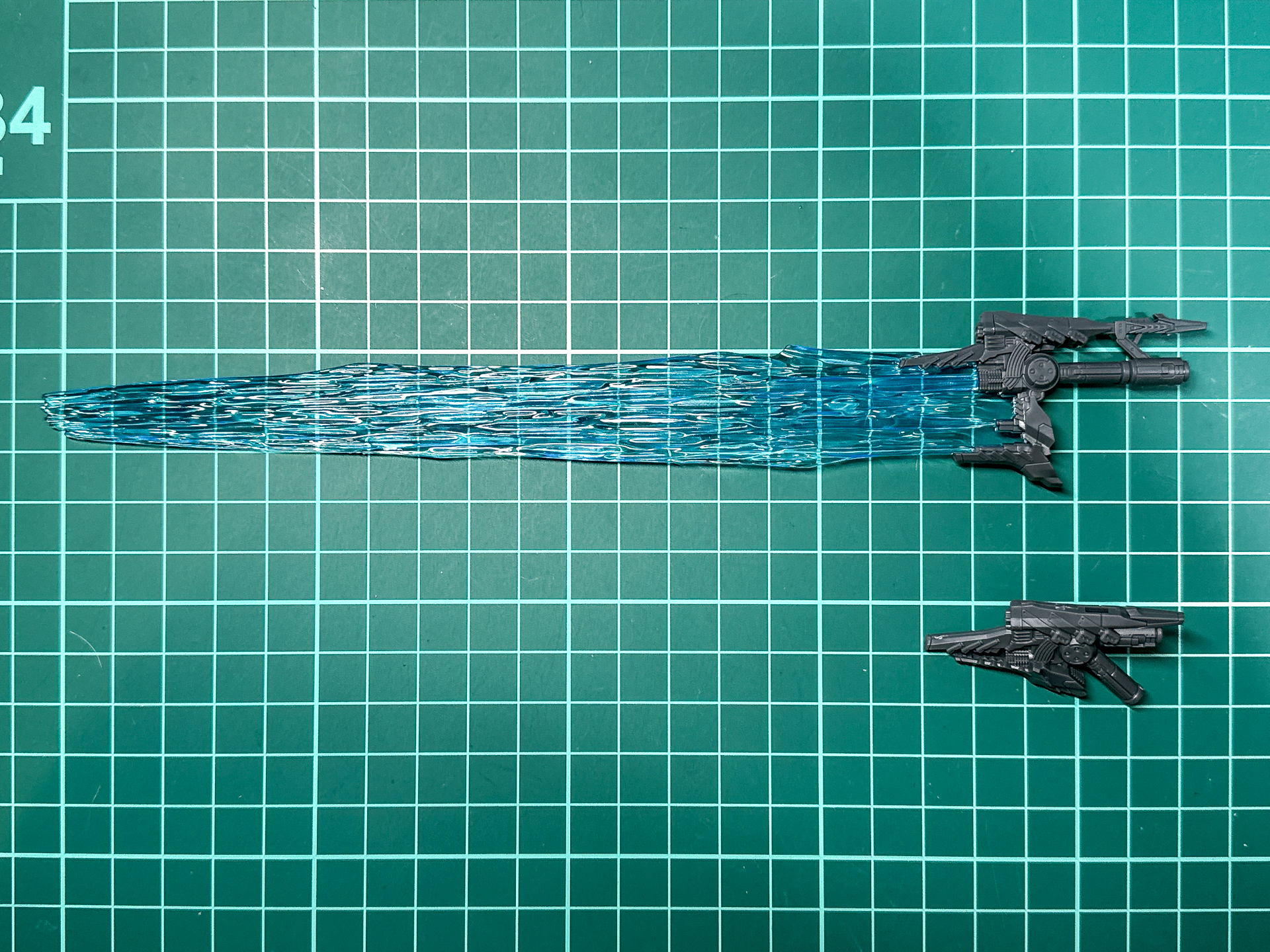 左腕武装の差し替えは腕部との接続ジョイントのみ共有します。