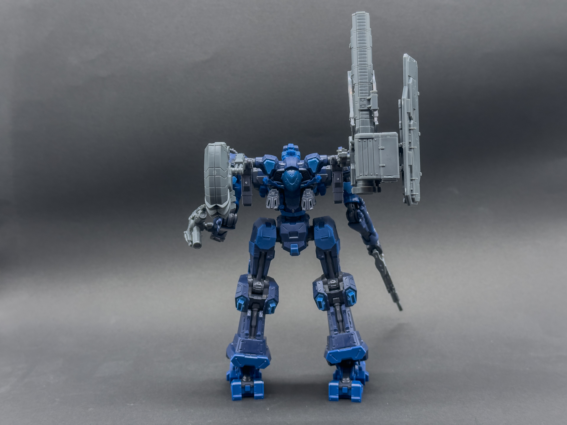 背面に取り付けられたブースタは角型ノズルが採用されたデザインです。