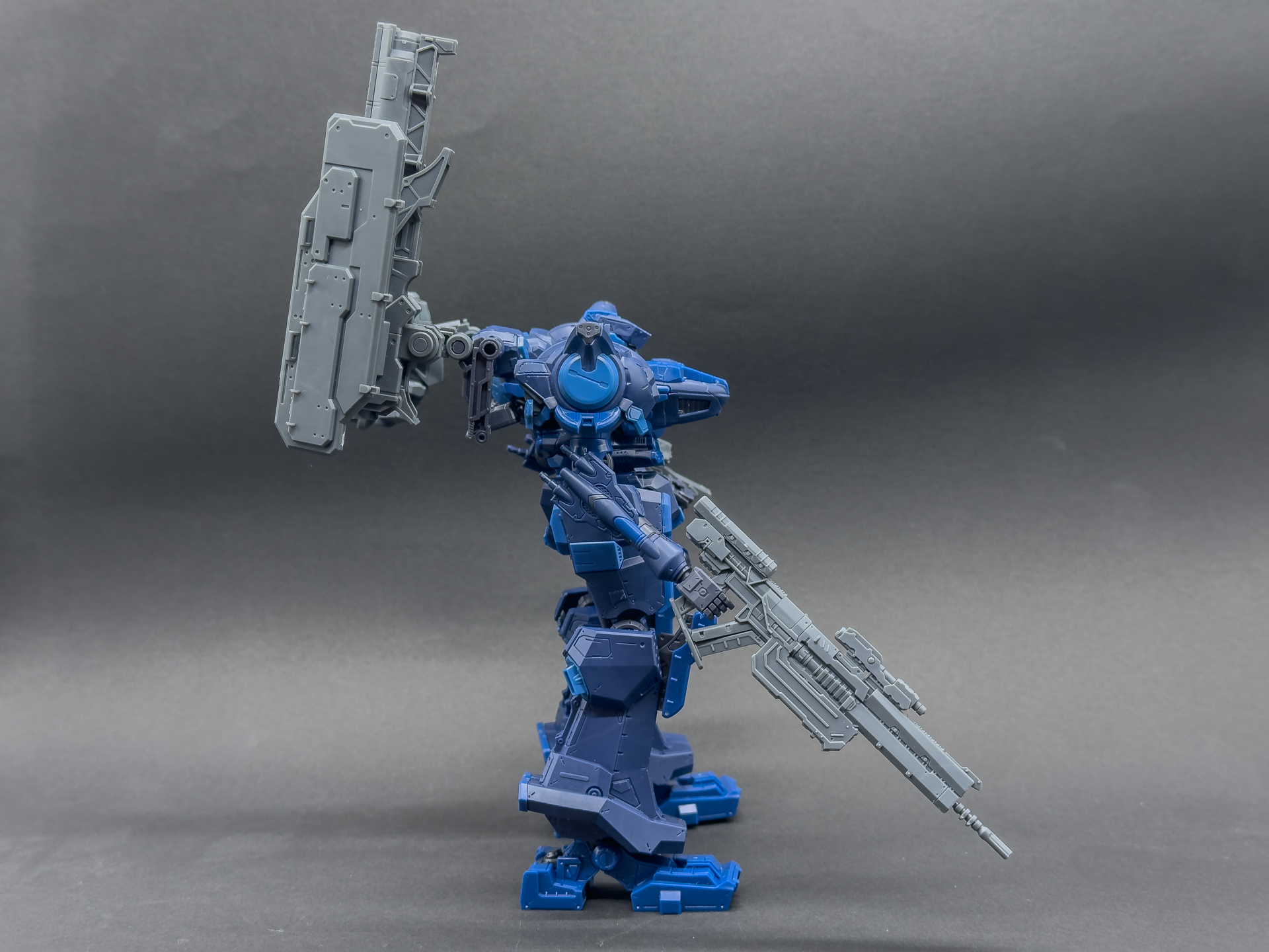 右腕武装に装備したアサルトライフルは実弾兵装です。