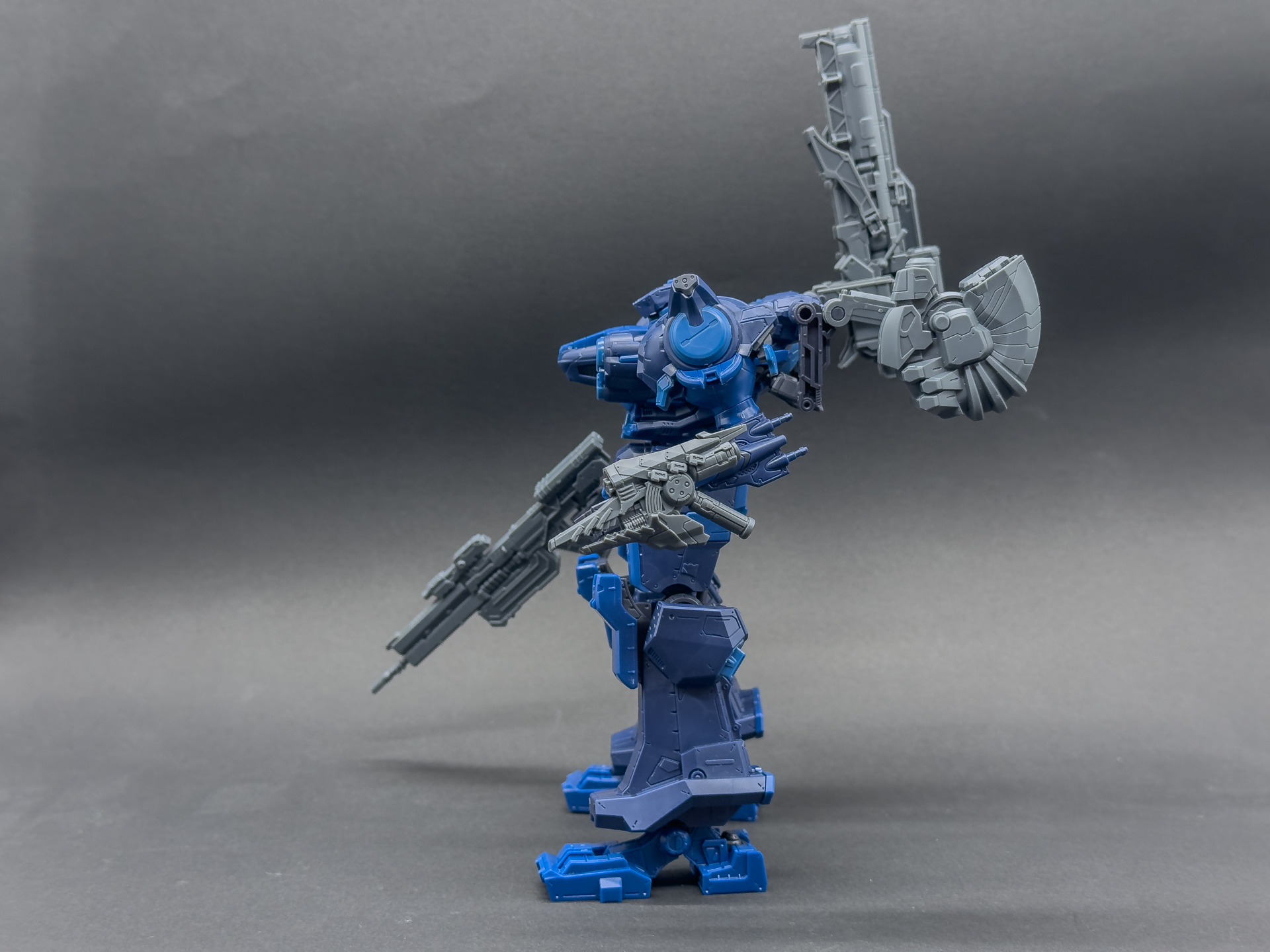 左腕武装のレーザーブレードは収納時、非常にコンパクトです。