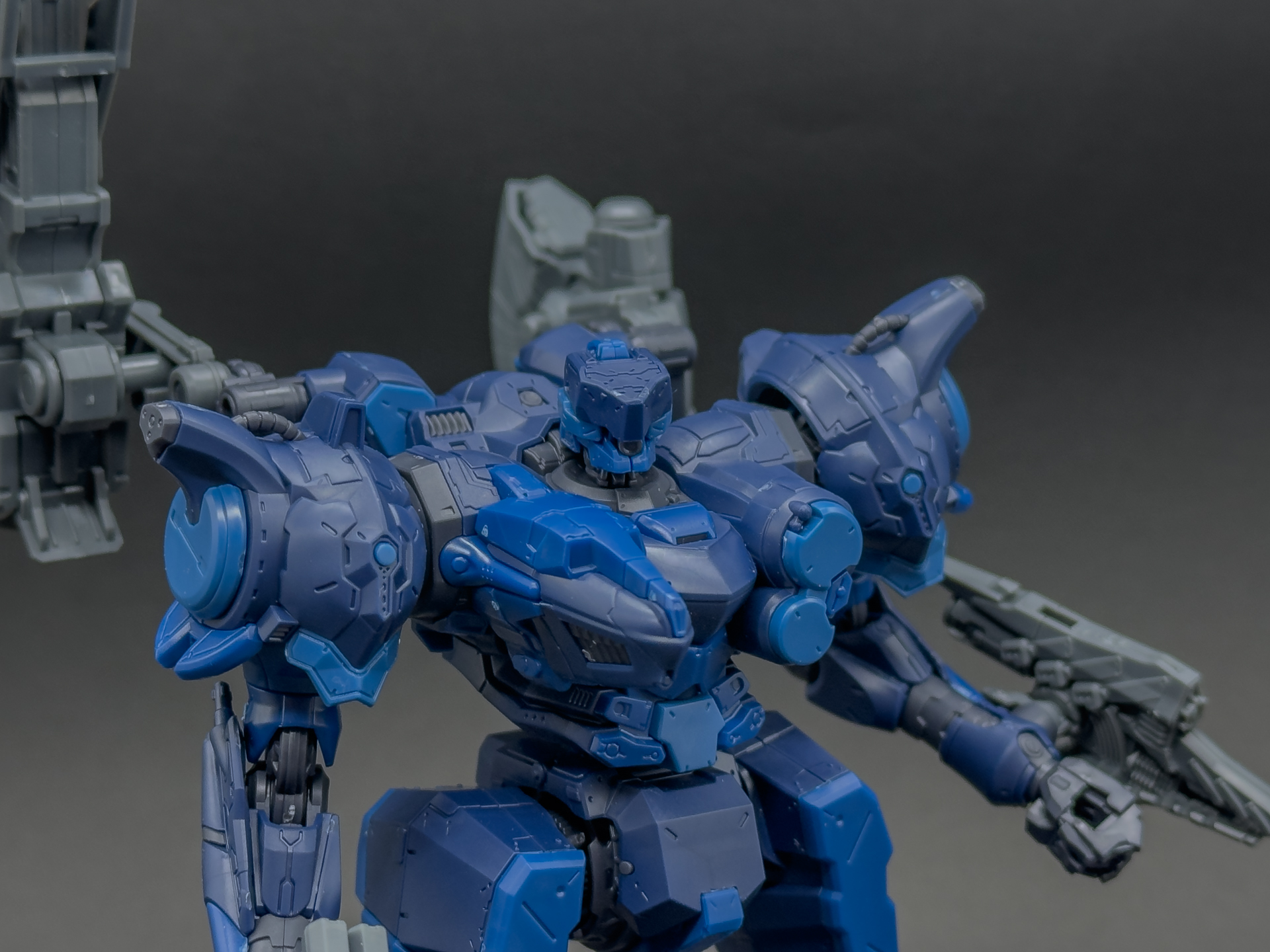 頭部のアップ。本機の頭部は角張ったデザインです。