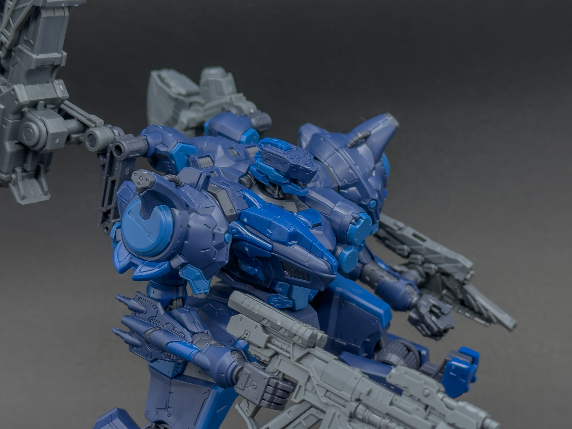 右側から見たコアパーツは前方に突き出したデザインによりスピード感のある印象を与えます。