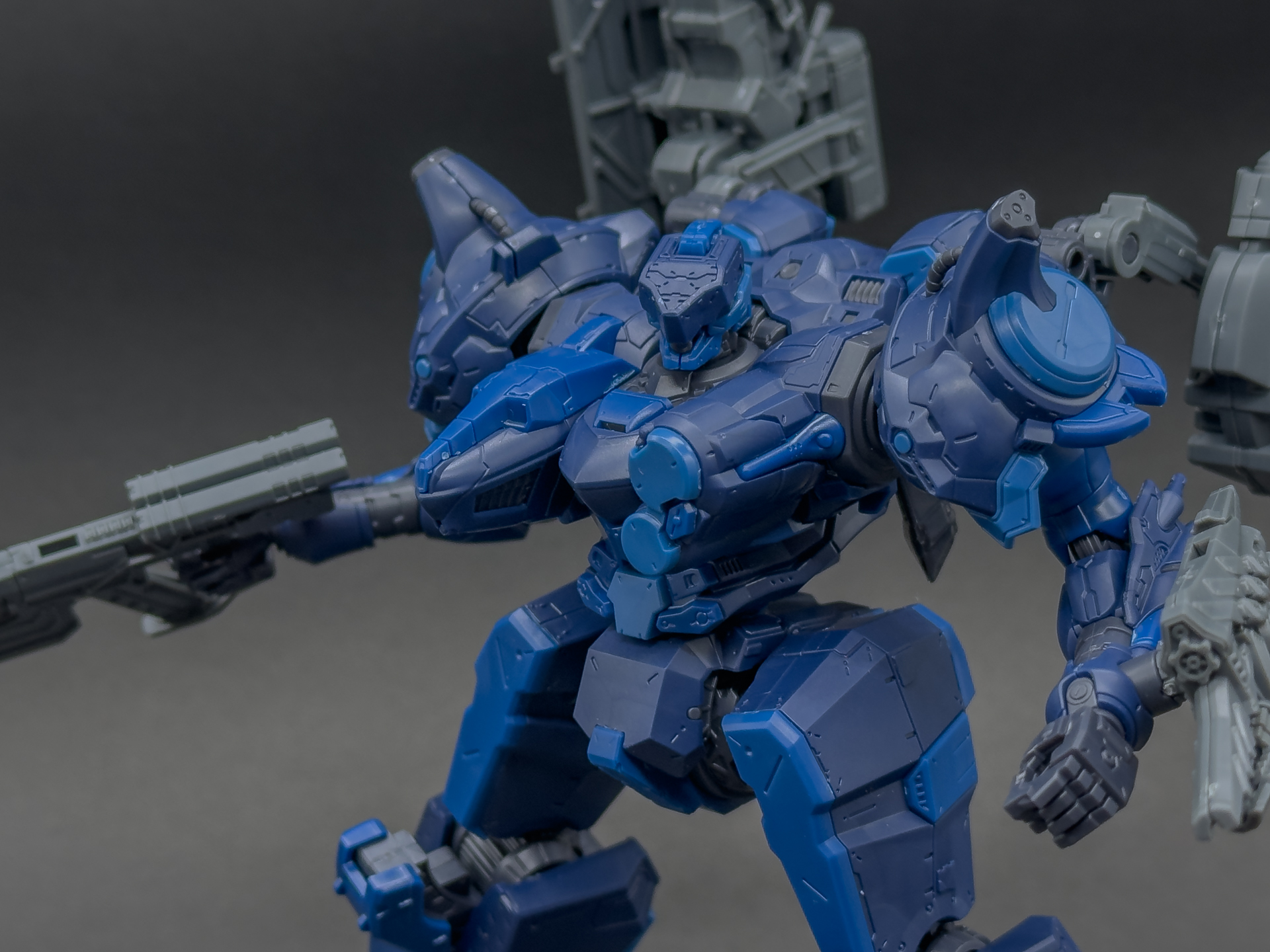 左側から見たコアパーツは横幅が広くマッシブな印象を与えます。