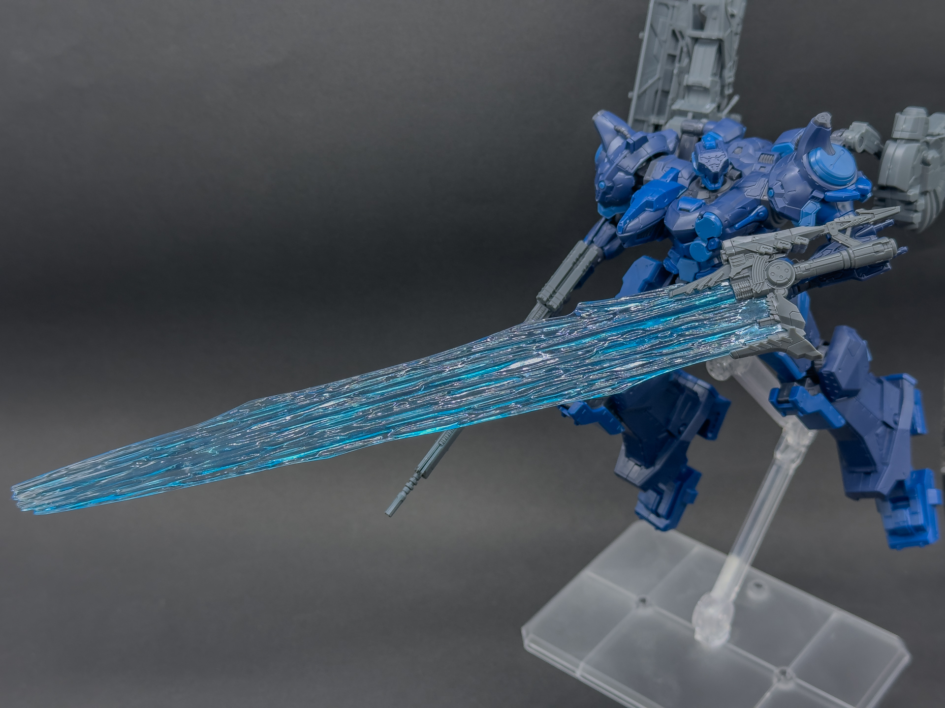 展開状態のレーザーブレードはダイナミックなポージングができます。