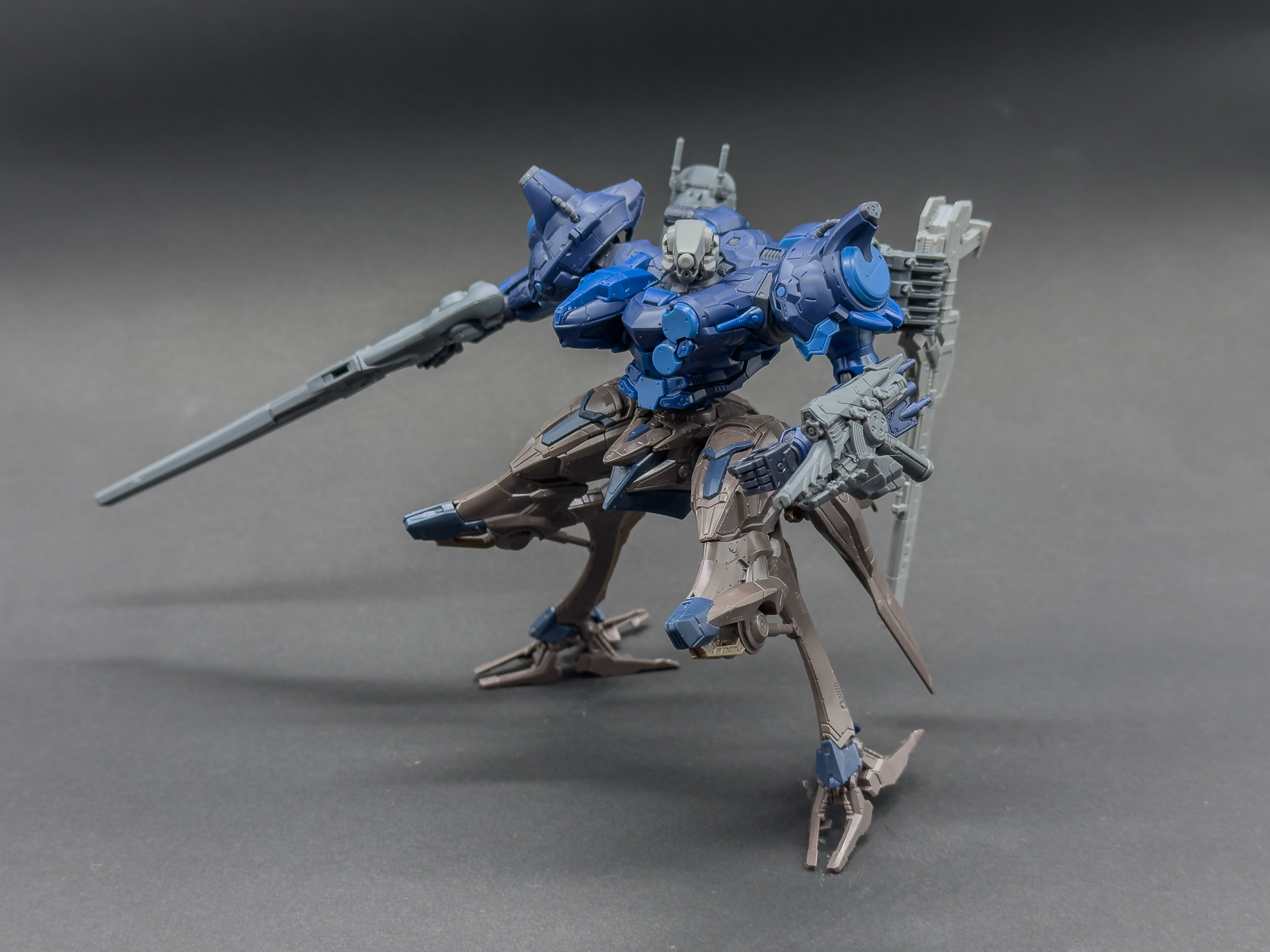 高速型ACをイメージしたアセンブル。脚部を軽量二脚型にすることで高速型をイメージしました。