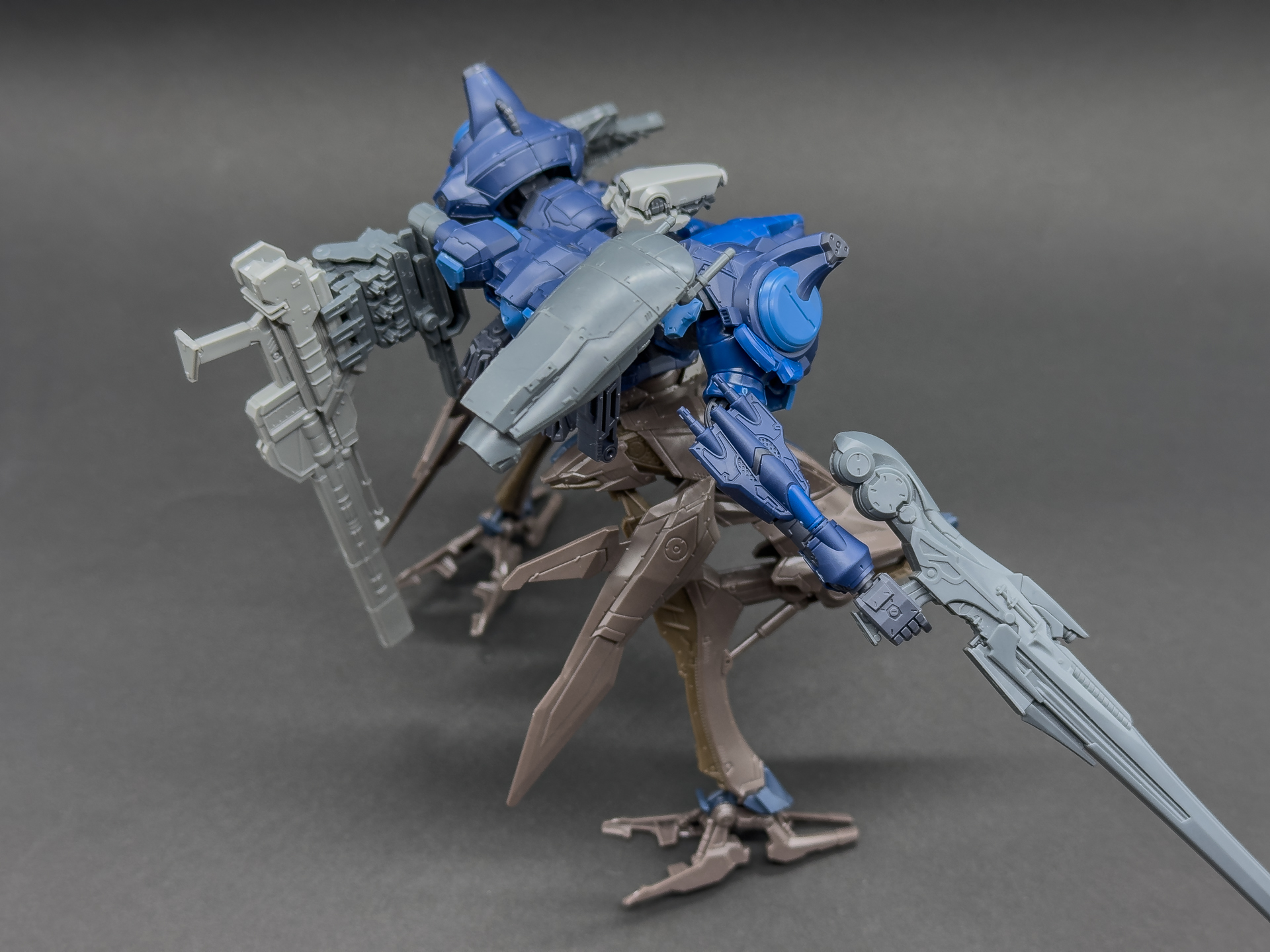 背面武装も小型のものに変更しています。