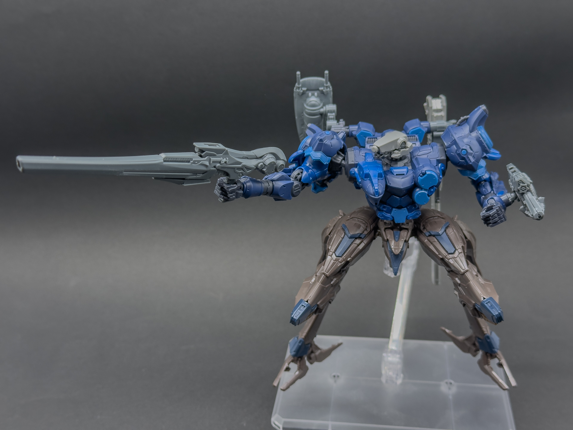 右腕武装はキット付属の実弾兵装からエネルギー系兵装に変更してみました。