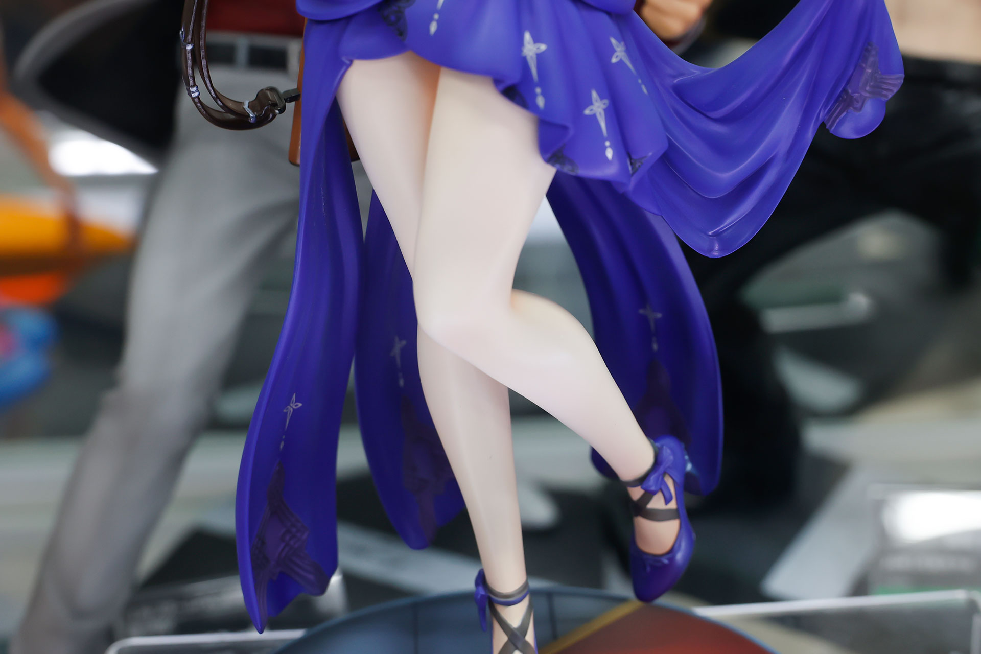 白い脚が艶めかしい