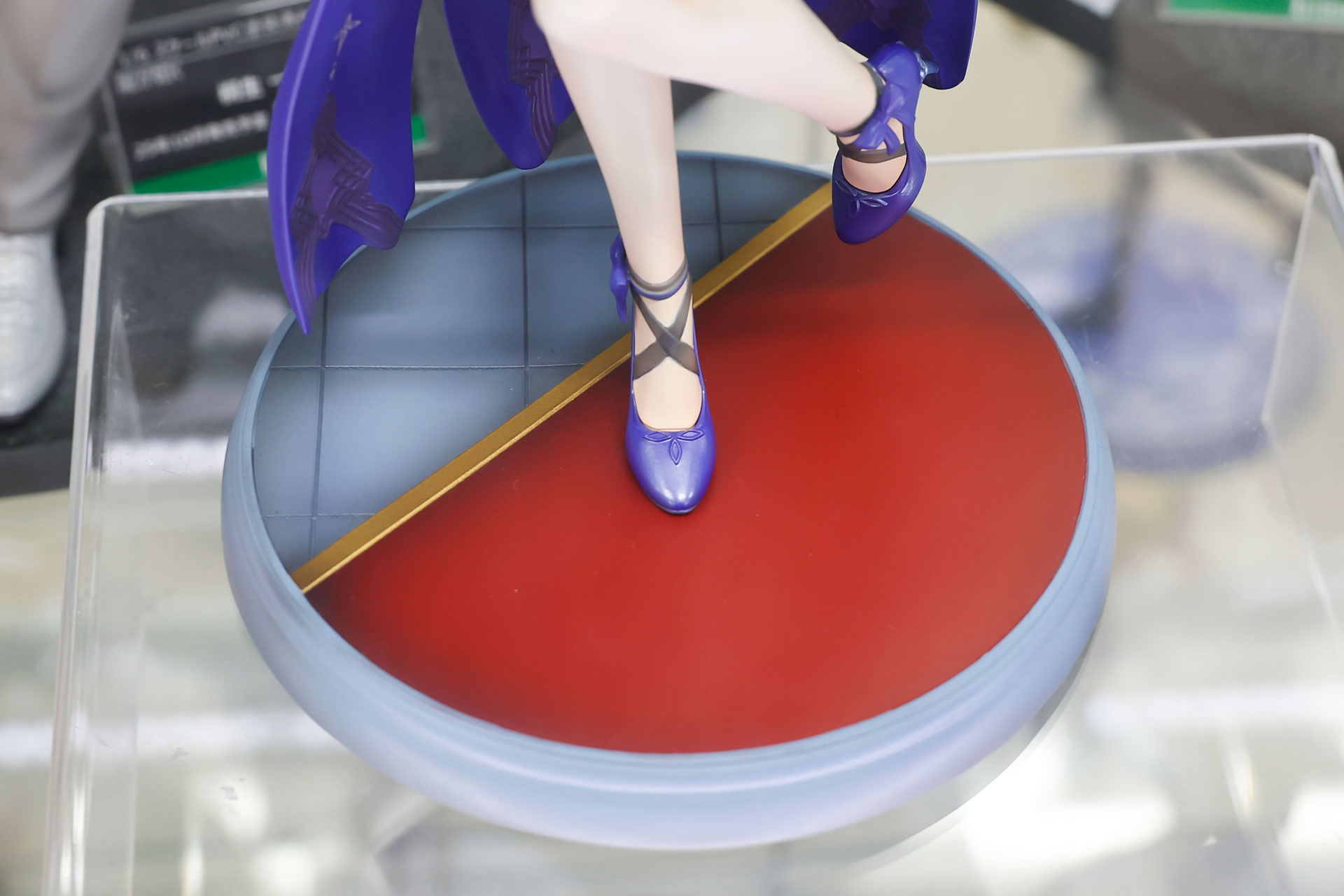 台座も雰囲気のあるデザインだ