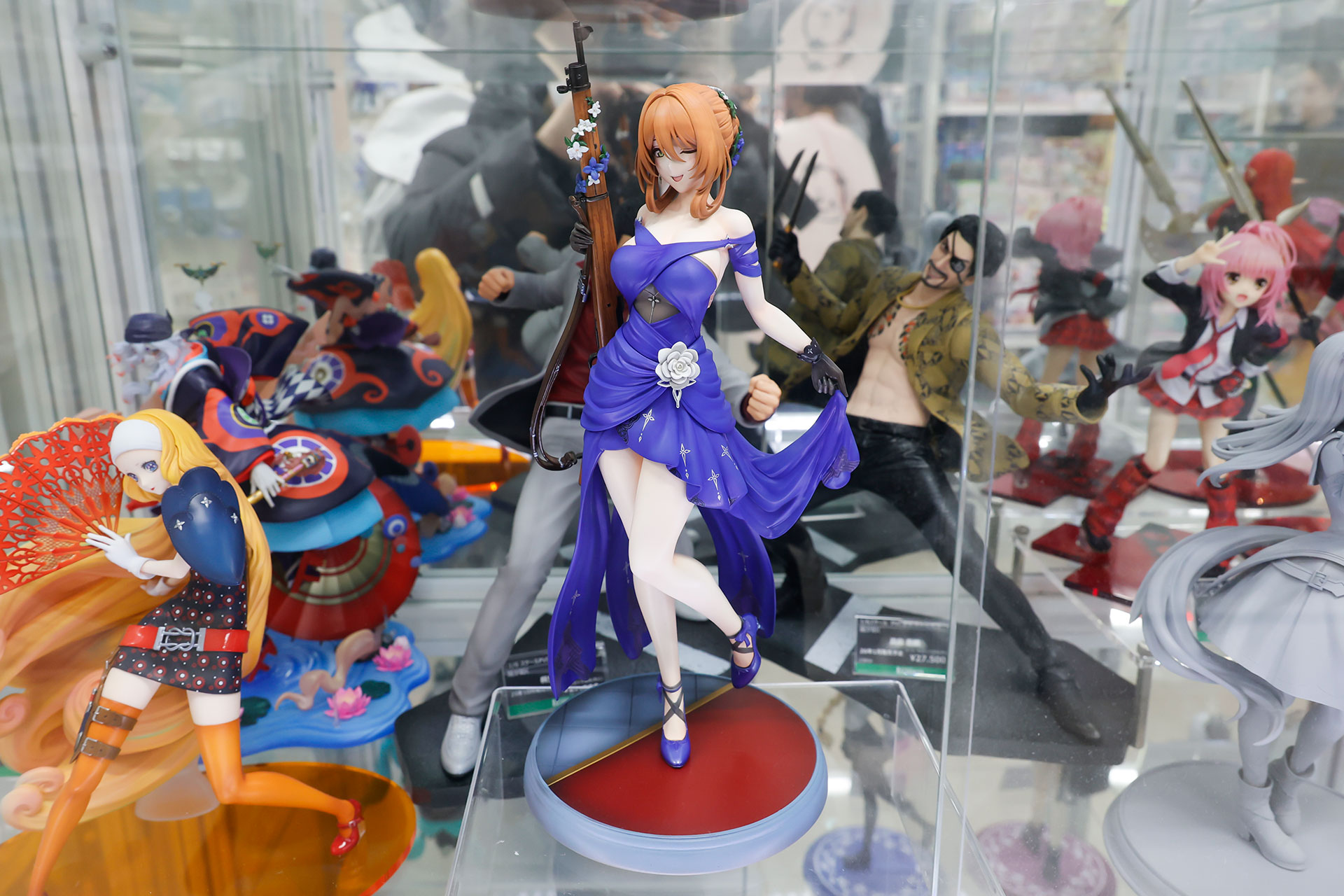 フィギュアの素材はPVCとABSで、台座部分を含む全高は約276mmだ