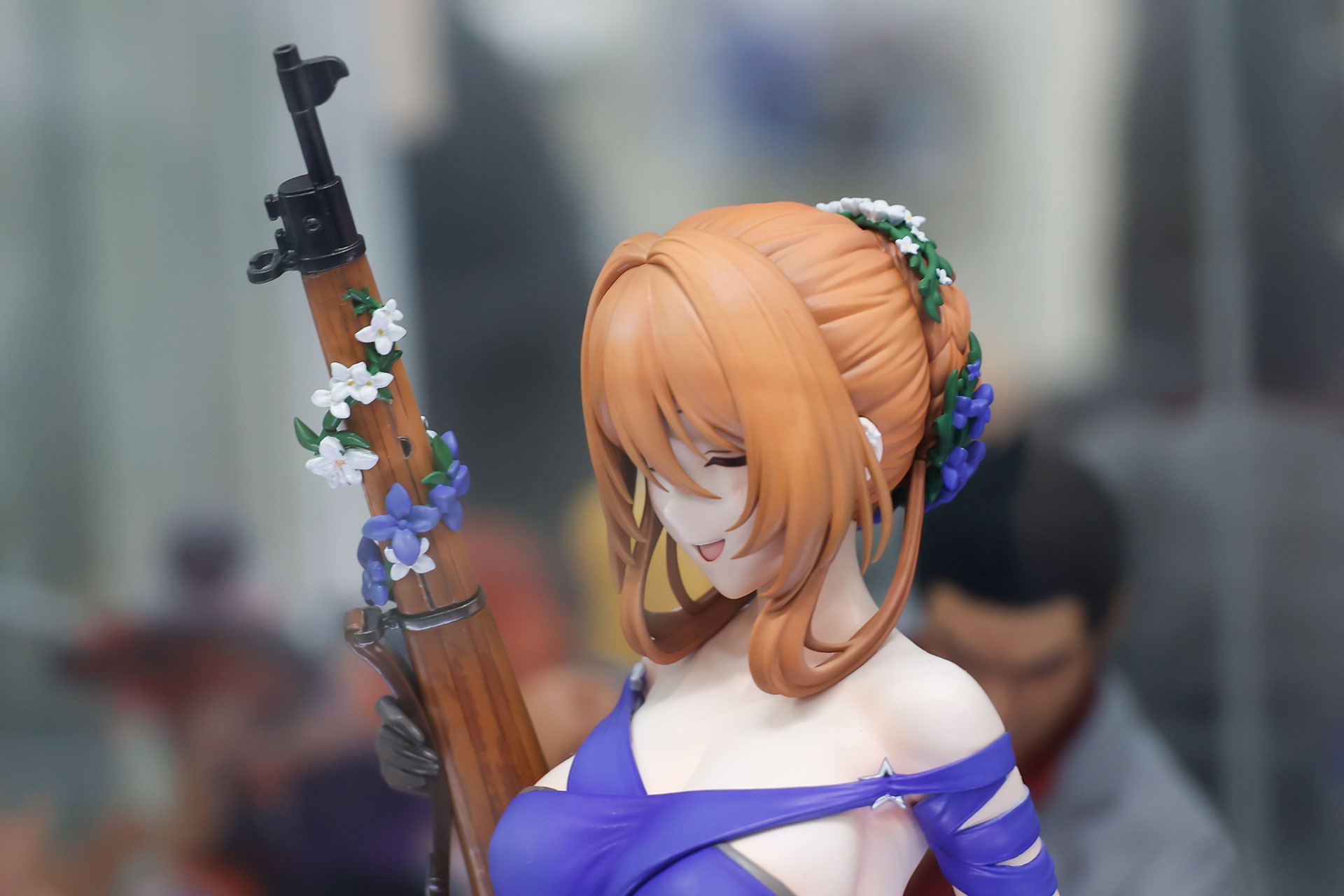 銃にも花が飾られている