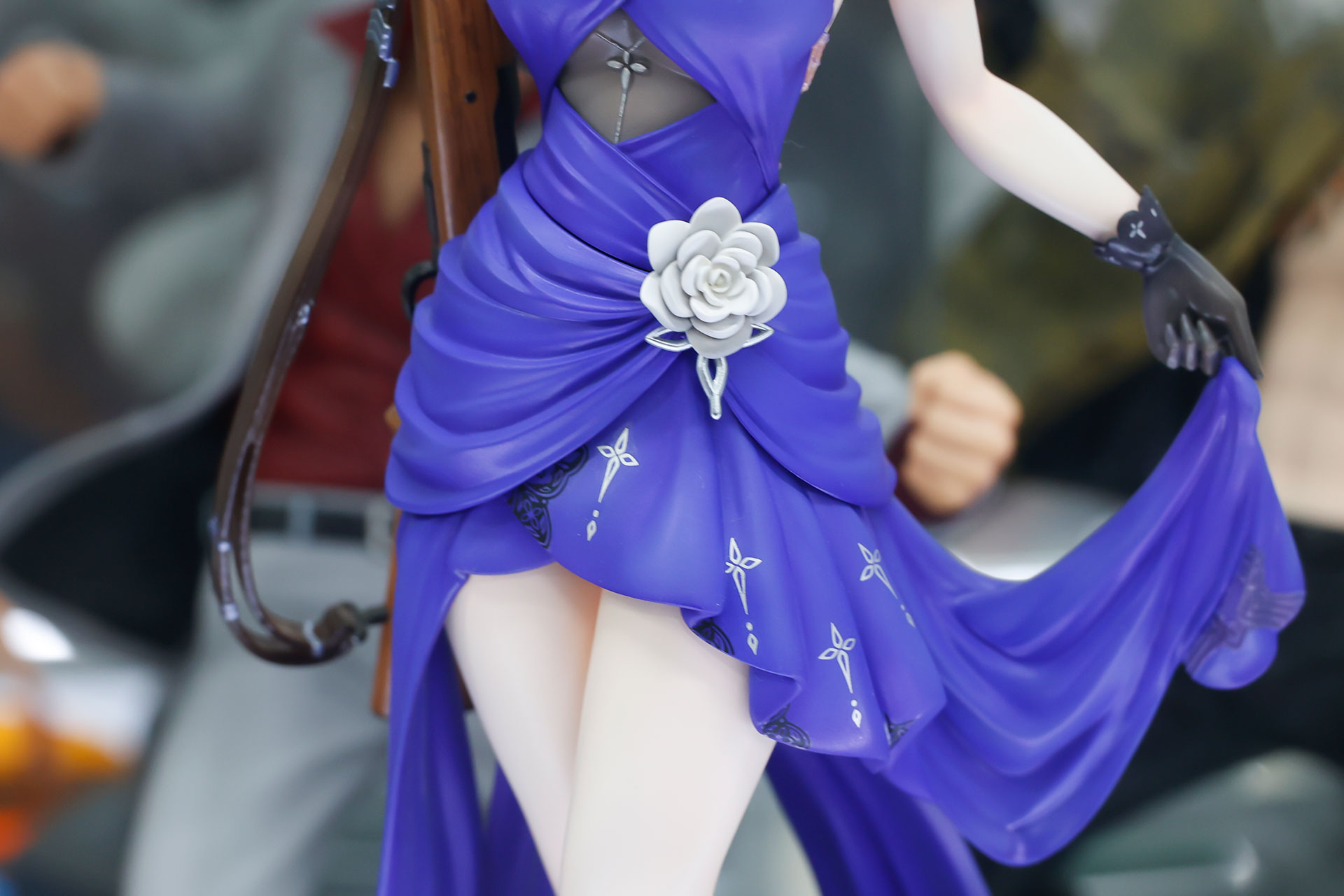 白い薔薇の花も目立っている