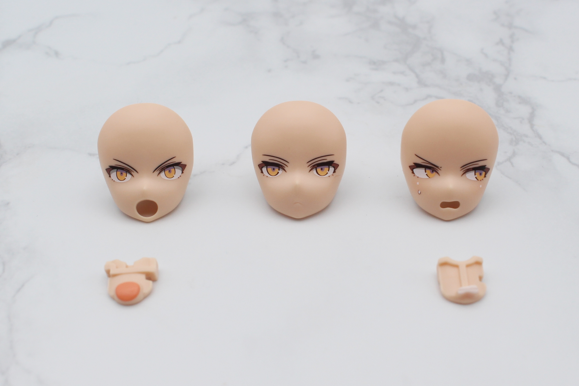 フェイスパーツは3種類。右側の顔の頬にあるのは汗で、顔のテカリを表現したハイライトが左右の目の下に入っている