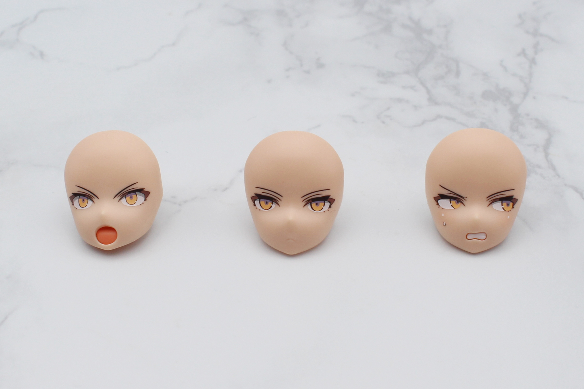 フェイスパーツは3種類。右側の顔の頬にあるのは汗で、顔のテカリを表現したハイライトが左右の目の下に入っている