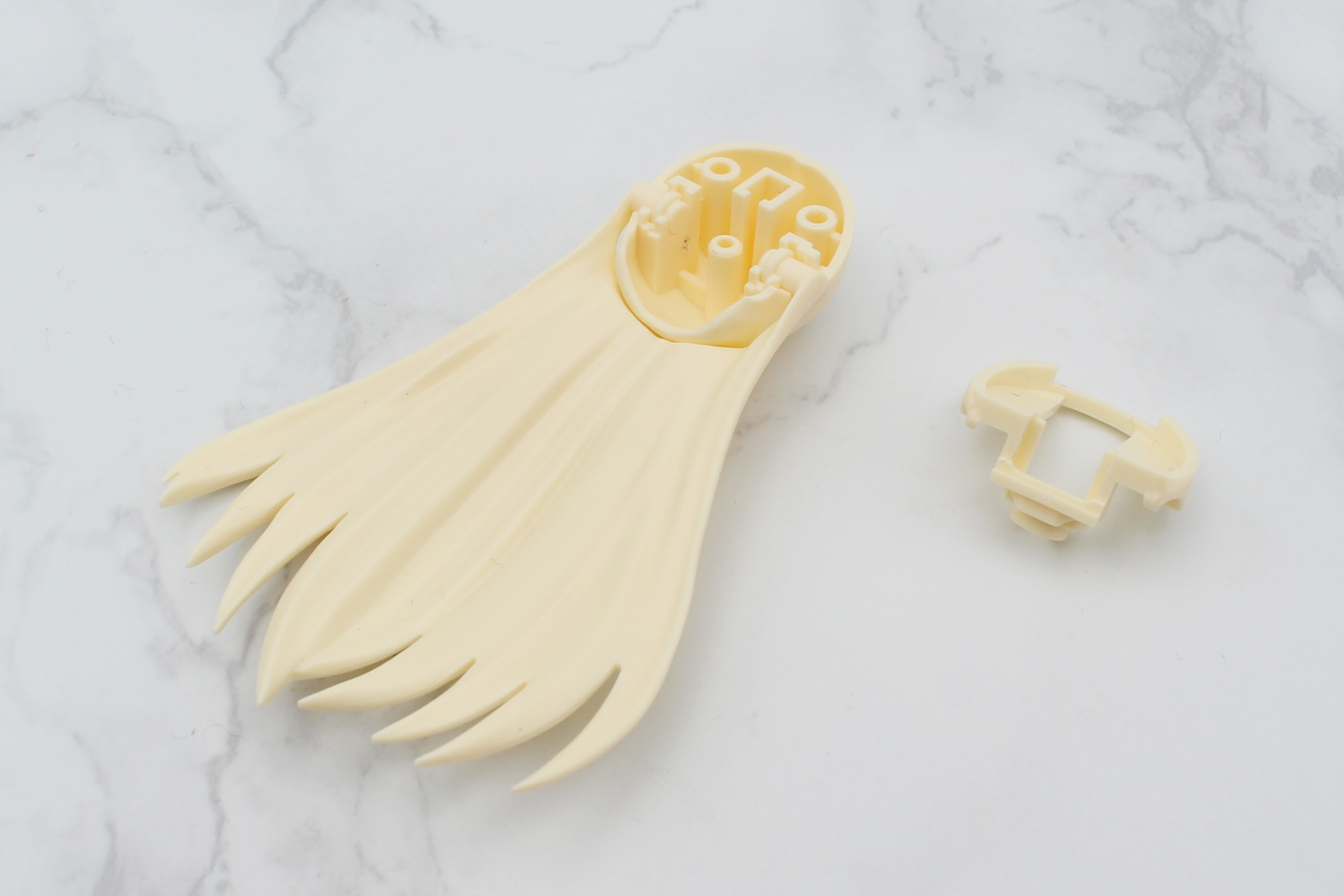 ヘアスタイルパーツを組み立てる。後ろ髪は後頭部のジョイントで可動する