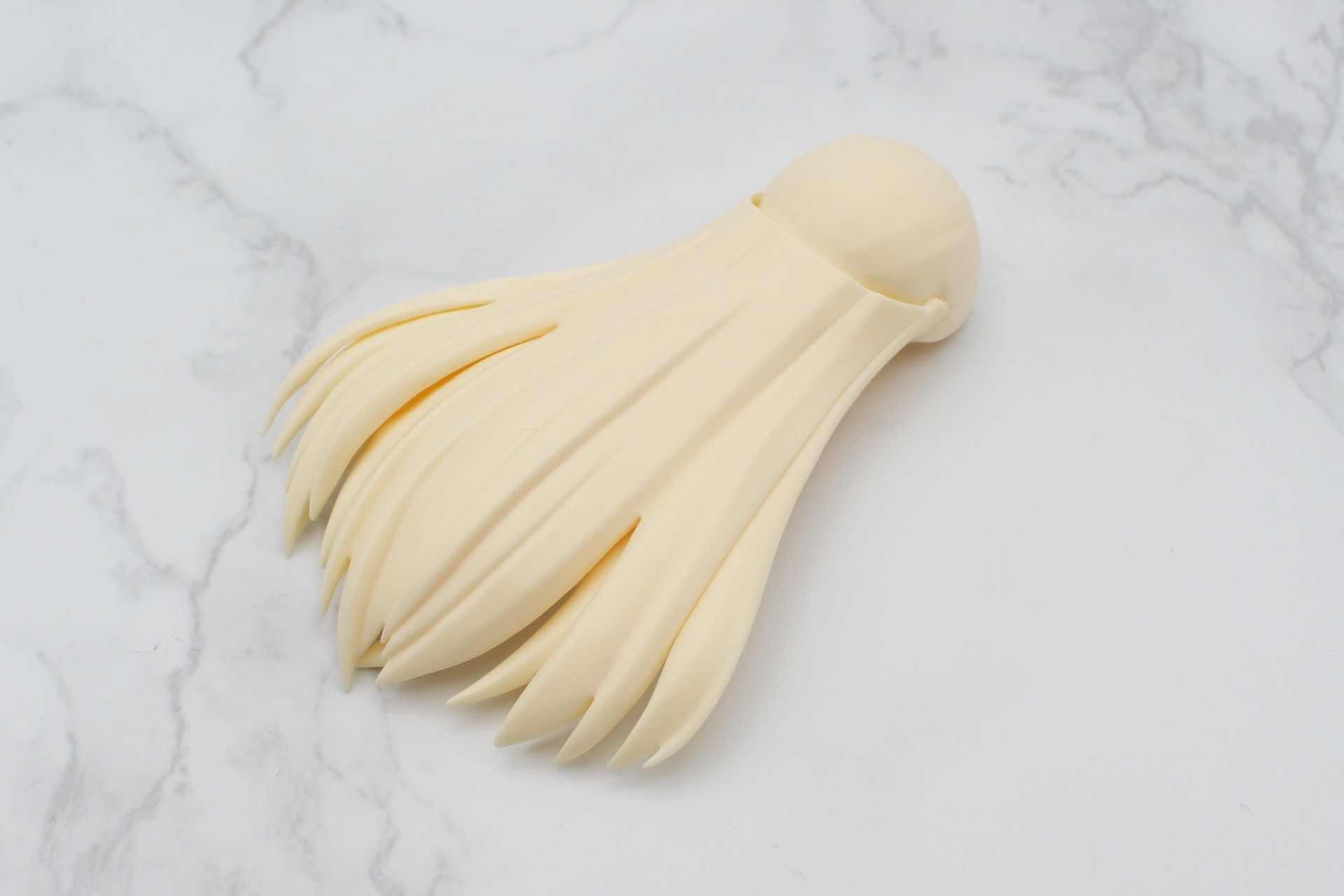 ヘアスタイルパーツを組み立てる。後ろ髪は後頭部のジョイントで可動する