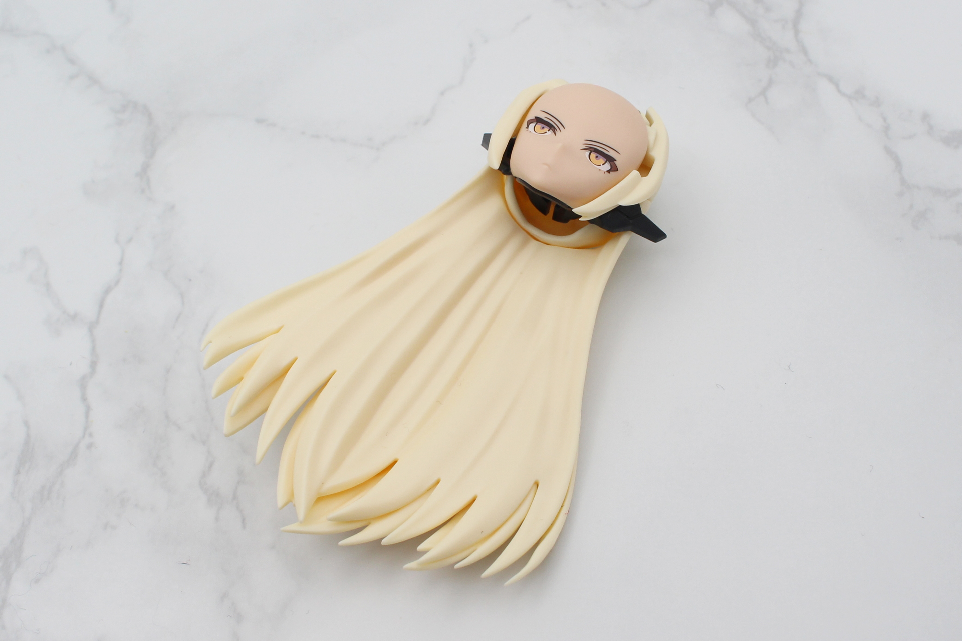 もみあげを取り付けたフェイスパーツを取り付ける