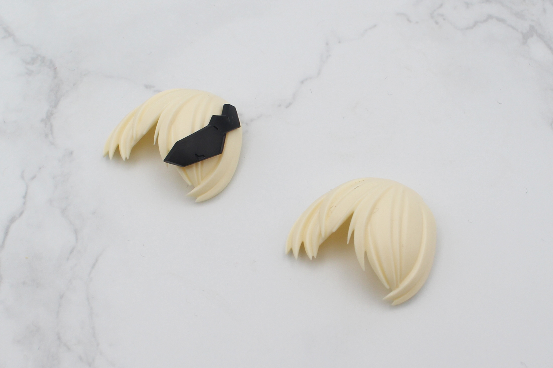 前髪は飾りのあるものとないものの2種類