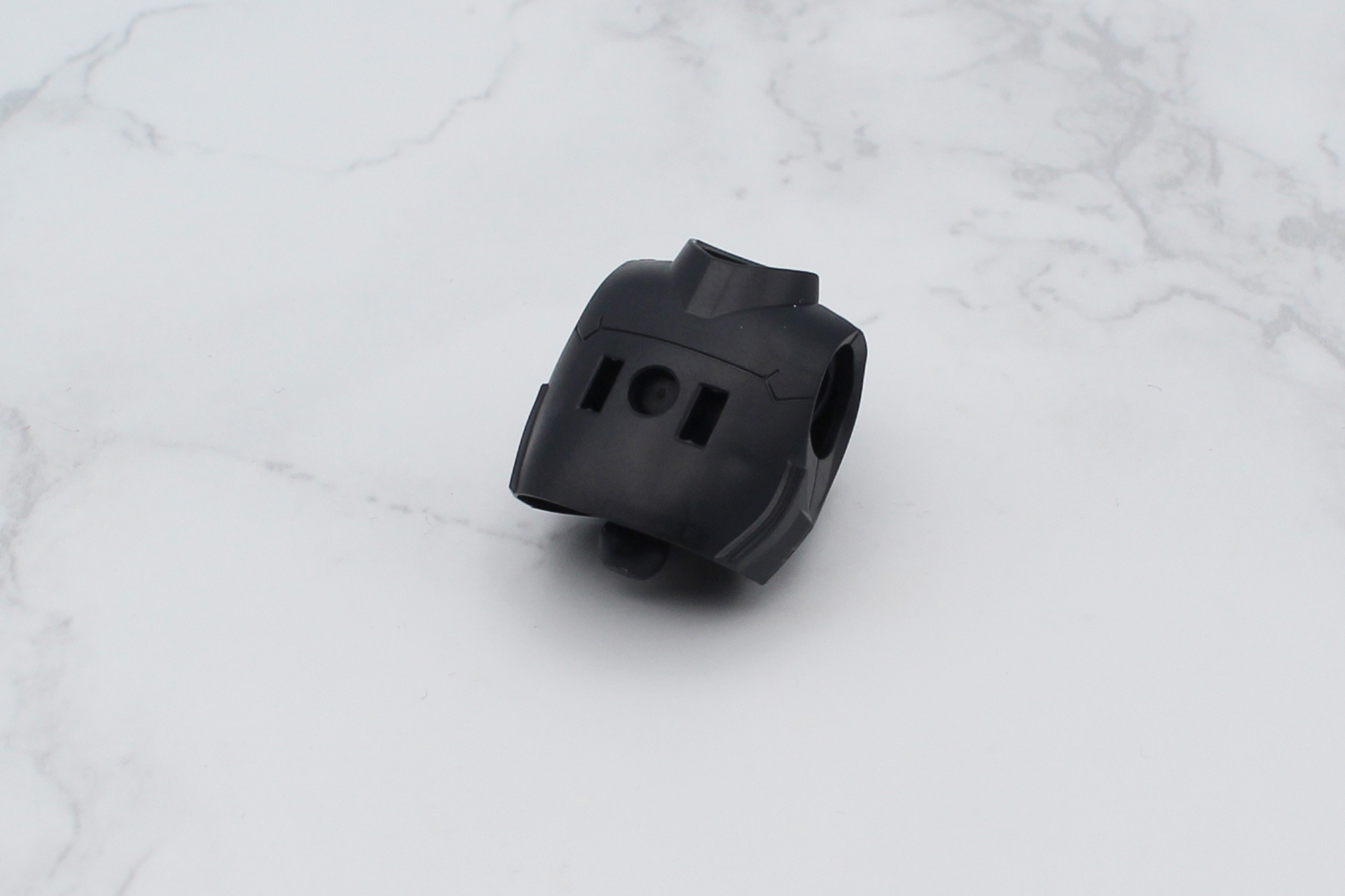 胴体の組み立て。関節を組み立てて、胸部内に組み込む